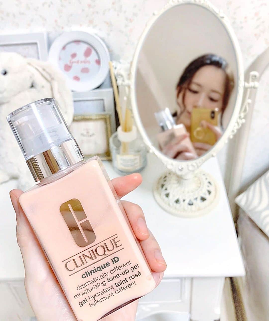 のインスタグラム：「先日載せた@cliniquejp の乳液『クリニークiD』の経過レポ☺️✨⠀ ⠀ 最近はメイク前のトーンアップ乳液としてだけじゃなく、夜のスキンケアとしても使ってるよ♡ 使い続けることによって元の肌の色も明るくなってきたような🥺❤️⠀ ⠀ ちなみに塗るとこんな感じ✨(2枚目の動画を見てね♪) 塗った瞬間からすごく綺麗なツヤ肌になって、血色も良くなってるのが伝わるかな😍？ サラッと軽いテクスチャーだから伸びが良くて塗りやすいのも◎💕⠀ ⠀ これからも使い続けようと思います❤️ ・ ・ ・ #クリニーク#クリニークiD#あなただけのiD #Findyourglow#ほめ肌#pr#乳液#乾燥対策 #スキンケア #コスメ好きさんと繋がりたい #乾燥肌#シンプルスキンケア#敏感肌コスメ#保湿#skincare#スキンケアルーティン」