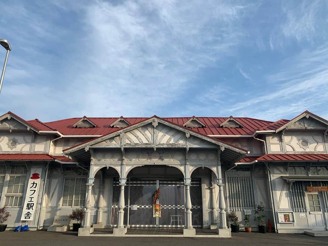 のインスタグラム：「阪堺電車を充分たのしんだ後は‥ 浜寺駅前停留場から歩いてすぐ！#南海電鉄 さんの#浜寺公園駅 へ✨ この駅舎がまた‥ぐうしぶなのです。 🚉 1〜3枚め: 東京駅舎で有名な辰野金吾さんが1907年に建築した#浜寺公園駅舎 ‥ 明治生まれ！ 年季の入った駅舎、たまりません‥。 2016年までは現役で使われていましたが、現在は高架化工事にともなって引退。 いまは駅舎カフェとして利用もされているみたいなのですが、、、 訪れたのは年始。私らしいというかなんというか、やはりやってませんでした😂残念。 2028年に高架駅が完成したあとはエントランスとして利用されるそうです😊 🚉 4枚め: ということで仮設駅舎なのですが、これはこれで‥✨ がらんとした構内はなんだか秘密の地下通路みたいでした😊 🚉 5、6枚め: でもホームにでると、ホームの様子は旧駅舎のころの名残なのでしょうか。 なかなかの渋い味わいでした😊 🚉 さて、ここから南海さんにのって堺駅へ。 ここからはなんと！！ 7ー10枚: 憧れの#ラピート に乗っちゃいましたー！なんばまでびゅびゅん😊 ほんの少しの贅沢旅。 でもはじめてみたときからの憧れの車両にのれて感無量でした（ ; ; ）💓 かっこよかったなー しかも#キン肉マン40周年 ラッピングでした😆 🚉 ライブとライブの合間と思えないほど充実した乗り鉄旅でした♡ 楽しかったー(^○^) #ローカル線の駅 #鉄人28号」