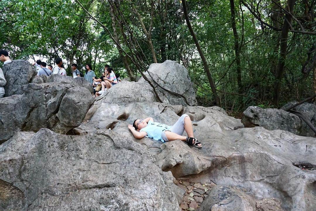 のインスタグラム：「中国・杭州のとある山頂。そこには壮大な絶景が広がるという噂を聞き @fabianparkes と息も絶え絶え登った先にあった景色がコレだった。彼だった。感無量だった。人生焦らずに生きようと思った。」