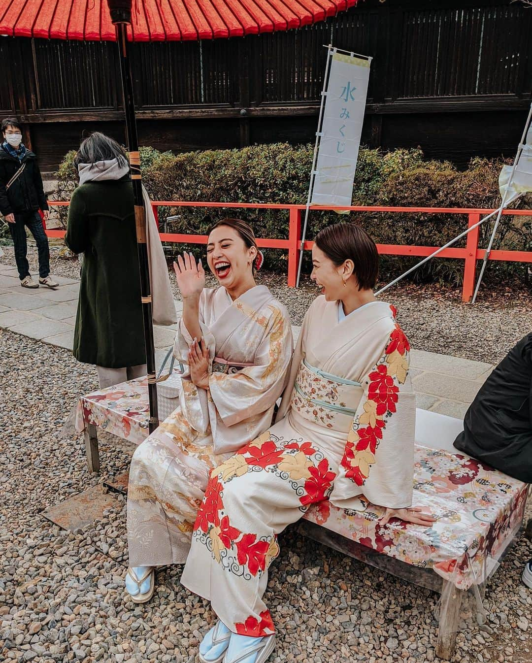 植野有砂さんのインスタグラム写真 - (植野有砂Instagram)「Idk why we fake laughed 😂👘連投ごめんなさい🙏🏻これはいーちゃんとアハハ〜って偽りの笑いをしてた時。笑　伝わらないなぁ〜🧍🏼‍♀️w#kyoto #京都 #kimono」1月8日 18時48分 - alisaueno