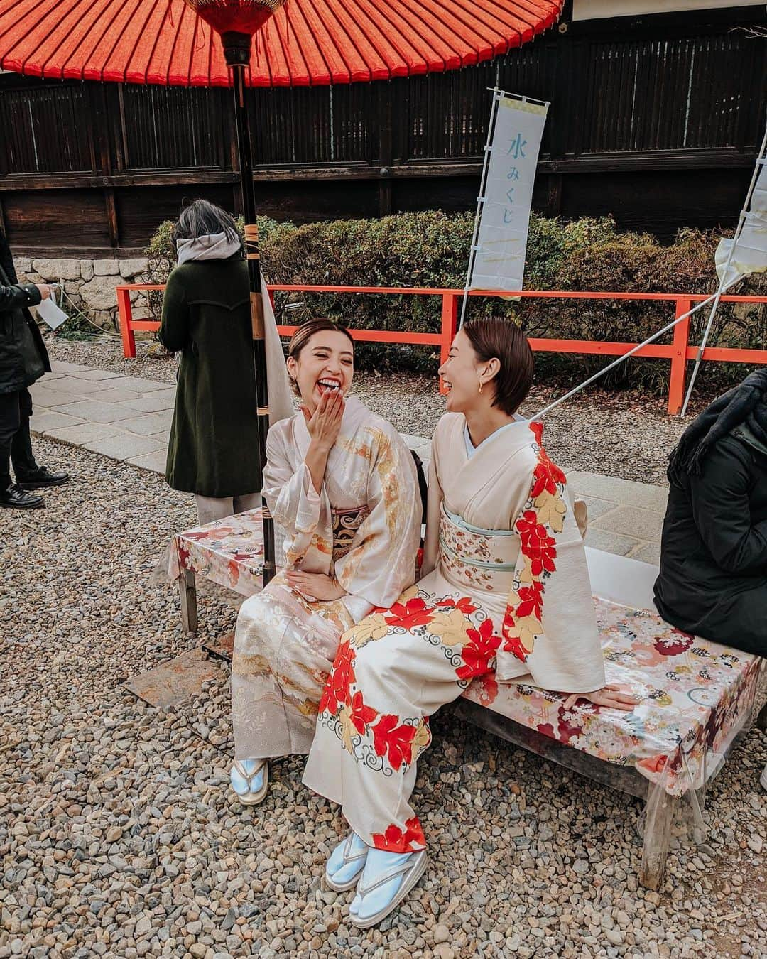 植野有砂さんのインスタグラム写真 - (植野有砂Instagram)「Idk why we fake laughed 😂👘連投ごめんなさい🙏🏻これはいーちゃんとアハハ〜って偽りの笑いをしてた時。笑　伝わらないなぁ〜🧍🏼‍♀️w#kyoto #京都 #kimono」1月8日 18時48分 - alisaueno