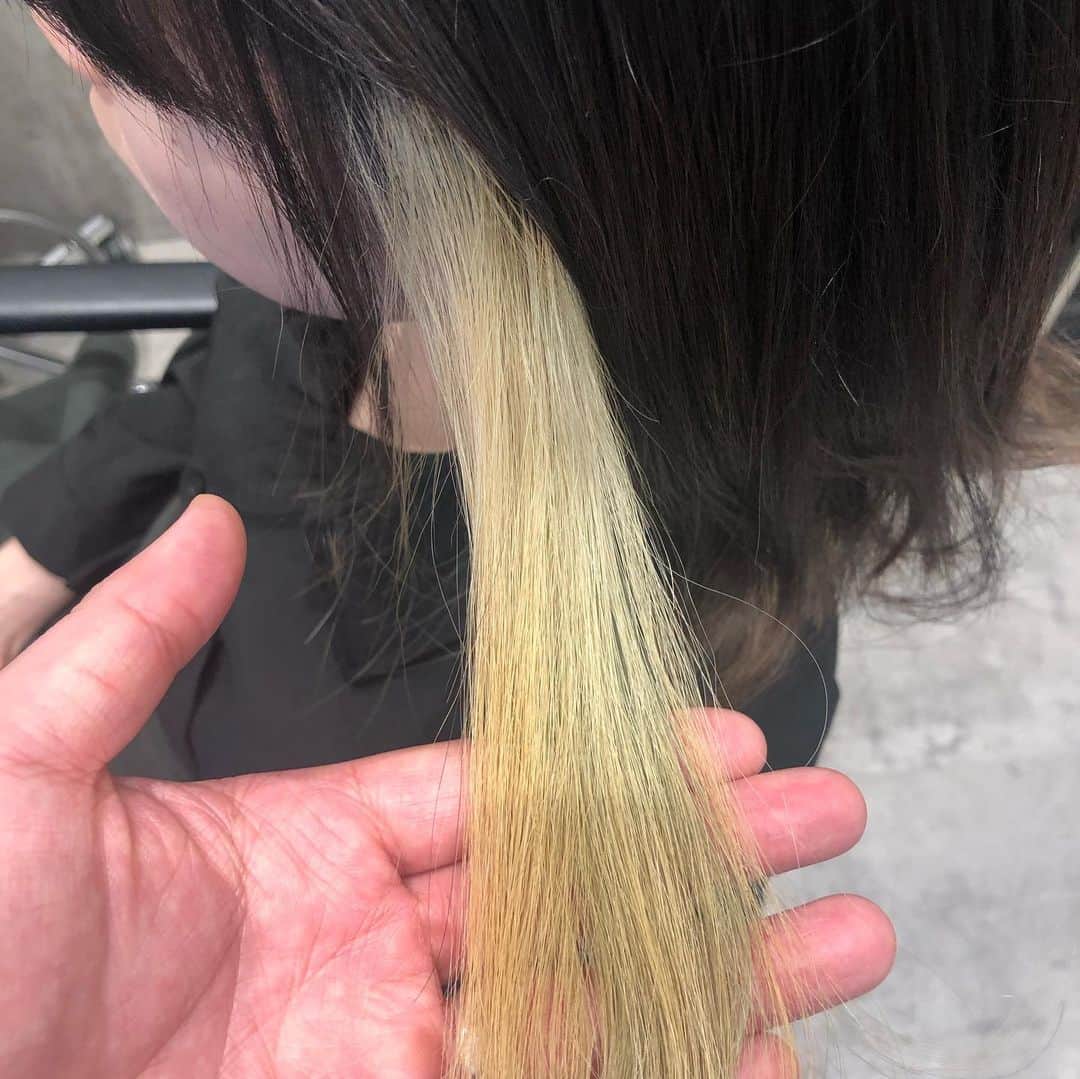 チダヨシヒロさんのインスタグラム写真 - (チダヨシヒロInstagram)「縮毛矯正しててもブリーチはできるんです！🙆‍♂️✨﻿ もちろん、元の髪のダメージが激しい場合は難しいケースもありますが、﻿ 質感改善トリートメントと組み合わせていけばケアブリーチを超えたブリーチの質感になりますよ😊﻿ 2枚目は前回インナーブリーチした部分ですがこのツヤです☺️ 【こんなお悩みをお持ちの方はぜひご連絡ください😊】﻿ ✂︎髪をキレイに改善していきたい✨﻿ ✂︎『髪の毛キレイだね』って褒められたい✨﻿ ✂︎美容室でトリートメントをしても、いつもすぐ落ちてしまう😭﻿ ✂︎ものすごくキレイな縮毛矯正をしてみたい✨ ﻿ ✂︎アホ毛・毛羽立ちを抑えたい😭﻿ ✂︎ツヤのある髪にしたい✨﻿ ✂︎ダメージが気になる😭﻿ ﻿ なんでもご相談ください⭐️﻿ ﻿ インスタグラムを見て髪質改善や美髪縮毛矯正で ご来店される方が都外からもかなり増えてきております😊 気になる方はこちらの僕の美髪シリーズもご覧下さい✨﻿ ↓↓↓ 『 #チダヨシヒロの髪質美人 』 ﻿ ﻿ 【1月のご予約空き状況】﻿ 1/13 19:00﻿ 1/15 14:00﻿ 1/18 15:00﻿ 1/19 18:00﻿ 1/23 15:00﻿ 【2月のご予約空き状況】﻿ 2/4 12:00﻿ 2/5 14:00﻿ 2/6満席﻿ 2/7 10:00以降﻿ 2/8 13:00 カットカラー枠（縮毛矯正不可）　19:00﻿ 2/9 15:00以降﻿ ﻿ ご予約・ご相談はトップURLにあるLINEからかDMよりご連絡くださいね✨﻿ ﻿ ﻿ 【オンラインカウンセリング実地中】﻿ 無料でオンラインカウンセリングを実施しておりますので髪のお悩みやご相談などがありましたらDMまたプロフィールURLからのLINE@より24時間365日受付ております😆﻿ ﻿ 髪にお悩みの方を1人でも多く綺麗になって欲しいという僕の気持ちの表れです🙇﻿ ﻿ 【メニュー】﻿ カット¥7000 質感向上トリートメント¥5000 美髪カラー¥7000〜 美髪縮毛矯正¥20000〜﻿ カットをされない方はシャンプー・ブロー代¥3000頂きます🙇﻿ メニューも沢山ご用意ありますので、料金と合わせて、プロフィールのURLからご確認ください😊﻿ ﻿ 完全予約マンツーマン制のヘアサロン﻿ 1月は﻿ 【GO TODAY SHAiRE SALON 原宿本店】﻿ 東京都渋谷区神宮前1-14-34 FPG links HARAJUKU 6,7F﻿ ﻿ 2月より﻿ 【Al Chem】﻿ 東京都目黒区五本木3-26-7 1F﻿ 学芸大より徒歩4分﻿ ﻿ ﻿ #縮毛矯正﻿ #髪質改善トリートメント﻿ #縮毛矯正失敗﻿ #自然な縮毛矯正﻿ #ビビり毛修正﻿ #髪質改善ストレート﻿ #髪質改善縮毛矯正﻿ #髪質改善カラー﻿ #縮毛矯正東京﻿ #縮毛矯正専門店﻿ #美髪になりたい﻿ #キレイな髪﻿ #綺麗な髪﻿ #髪の毛サラサラ﻿ #髪をきれいにする美容室﻿ #ブリーチ縮毛矯正﻿ #縮毛矯正ブリーチ﻿ #縮毛矯正してる髪にブリーチ﻿ #毛髪改善﻿ #ダメージ改善﻿ #縮毛矯正上手い﻿ #枝毛﻿ #ビビり毛﻿ #縮毛矯正ボブ﻿ #ヘアケア美容師﻿ #扱いやすい髪﻿ #髪の悩み﻿ #髪を綺麗にしたい﻿ #縮毛矯正が得意」1月8日 18時49分 - chibow