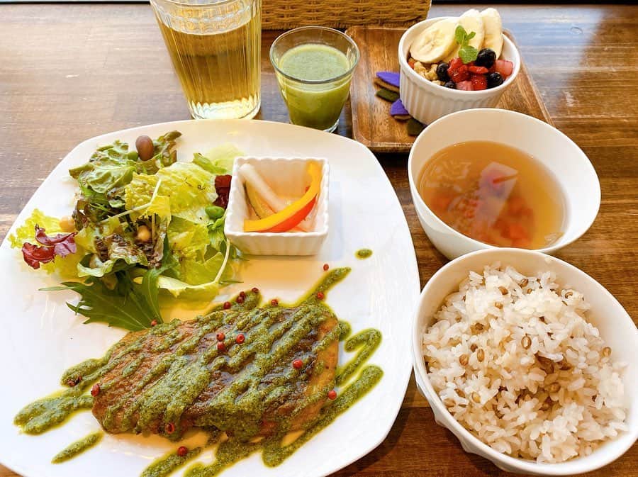 西谷綾子のインスタグラム：「✴︎ 連載51回目♡♡ 2020年も毎週水曜日😋💞 よろしくお願いしますっ❣️ ・ ゲンダイ読者の皆々さまの 夢、目標が叶うことを心から応援しつつ📣🤗 そのために食べることを通して ＜健康な体作り＞のお手伝いができるように頑張ります☺️✊ ・ 今年は、何よりも東京五輪イヤーですよね。 いつも以上にスポーツに関心が集まると思います😍‼️ ・ そこでっ❣️ 世田谷・駒沢公園近くの ランニングステーション＆リカバリーカフェ 「GRUNMEAL（グランミール）」に お邪魔しました🤗✨🌈 ・ ここは新年をことほぐ意味でも縁起が良くて 『魚の王様』と呼ばれる鯛をいただきました😋‼️ 「真鯛のムニエル」 ・ 詳しくは日刊ゲンダイ読んでねっ💕 駅の売店やコンビニで発売中🤗 ・ 栄養・成分の効果・効能など‥ イロイロ書いてます📝😊 ・ 電子版は木曜日6:00に更新されます🎉 https://www.nikkan-gendai.com/articles/columns/3540/459 #食べて健康になる #グランミール  #駒沢公園 #栄養満点 #リカバリー #カフェ」