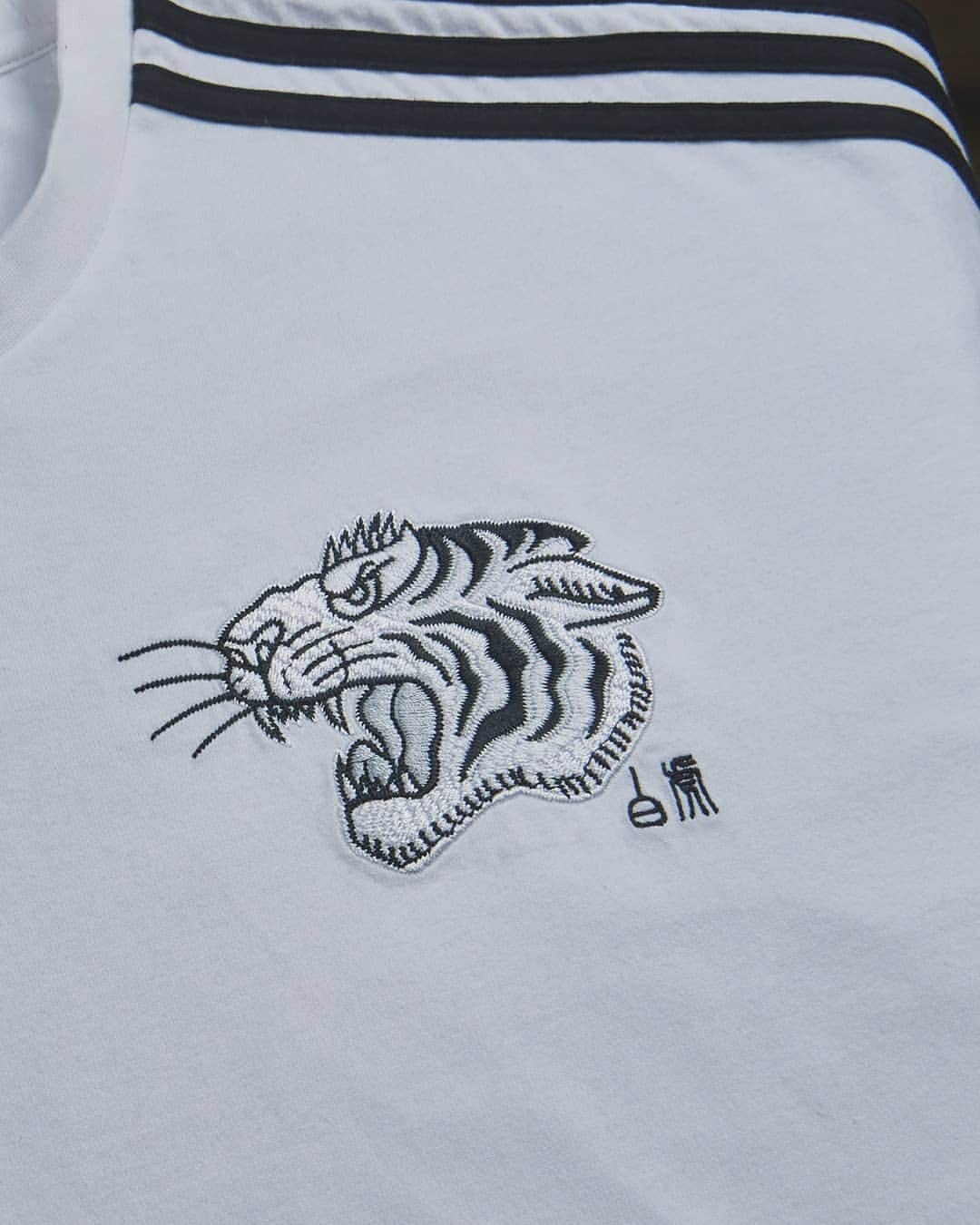 ユヴェントスFCさんのインスタグラム写真 - (ユヴェントスFCInstagram)「The White Tiger ⚪⚫ TAP TO SHOP Presenting our @adidasfootball Chinese New Year range – from and for our Chinese Bianconeri community.」1月8日 18時58分 - juventus