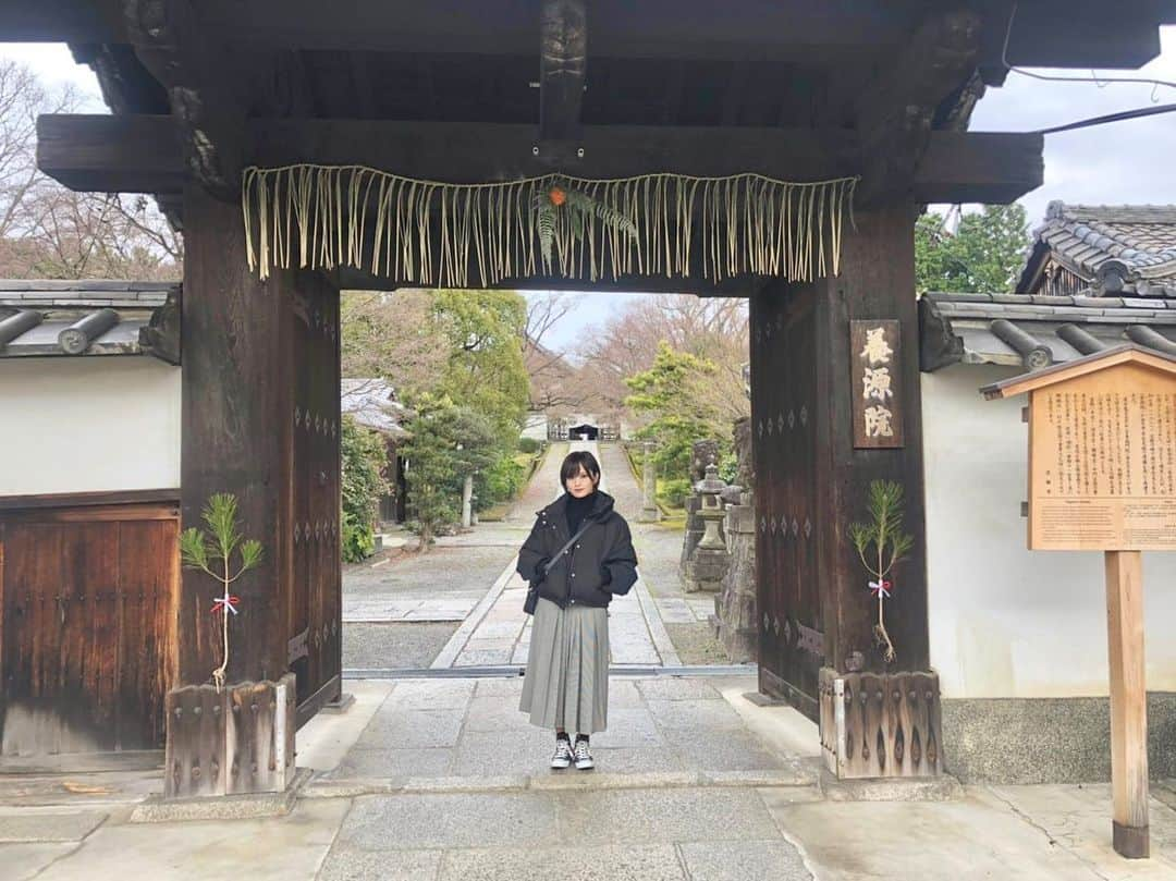 山本彩さんのインスタグラム写真 - (山本彩Instagram)「. 日が経ってしまいましたが お正月の家族旅行の後は 高校からの親友と京都へ☺️ . 人も多く、他の観光客の方の自撮りに 写り込みまくってしまった🤣 . #京都 #伏見稲荷大社 #千本鳥居 #養源院 #血天井  #オーガニックランチ #ジェラート」1月8日 18時58分 - sayaka__714