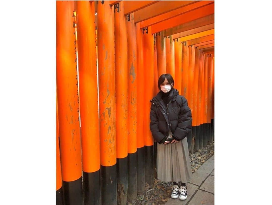 山本彩さんのインスタグラム写真 - (山本彩Instagram)「. 日が経ってしまいましたが お正月の家族旅行の後は 高校からの親友と京都へ☺️ . 人も多く、他の観光客の方の自撮りに 写り込みまくってしまった🤣 . #京都 #伏見稲荷大社 #千本鳥居 #養源院 #血天井  #オーガニックランチ #ジェラート」1月8日 18時58分 - sayaka__714