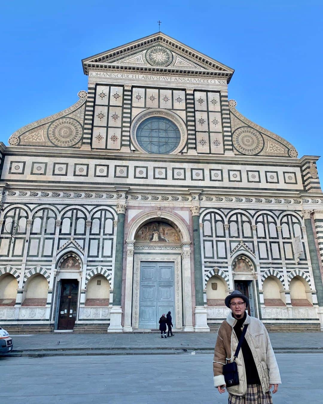 GooFのインスタグラム：「Happy New Year 2020!! Im in FIRENZE.  遅くなりましたが、新年のご挨拶。 皆さま本年もどうぞ宜しくお願い致します。  ただ今イタリアはフィレンツェに来ております。  Santa Maria Novella 聖堂に感動です。  #anrealage #italy🇮🇹 #firenze #santamarianovella」