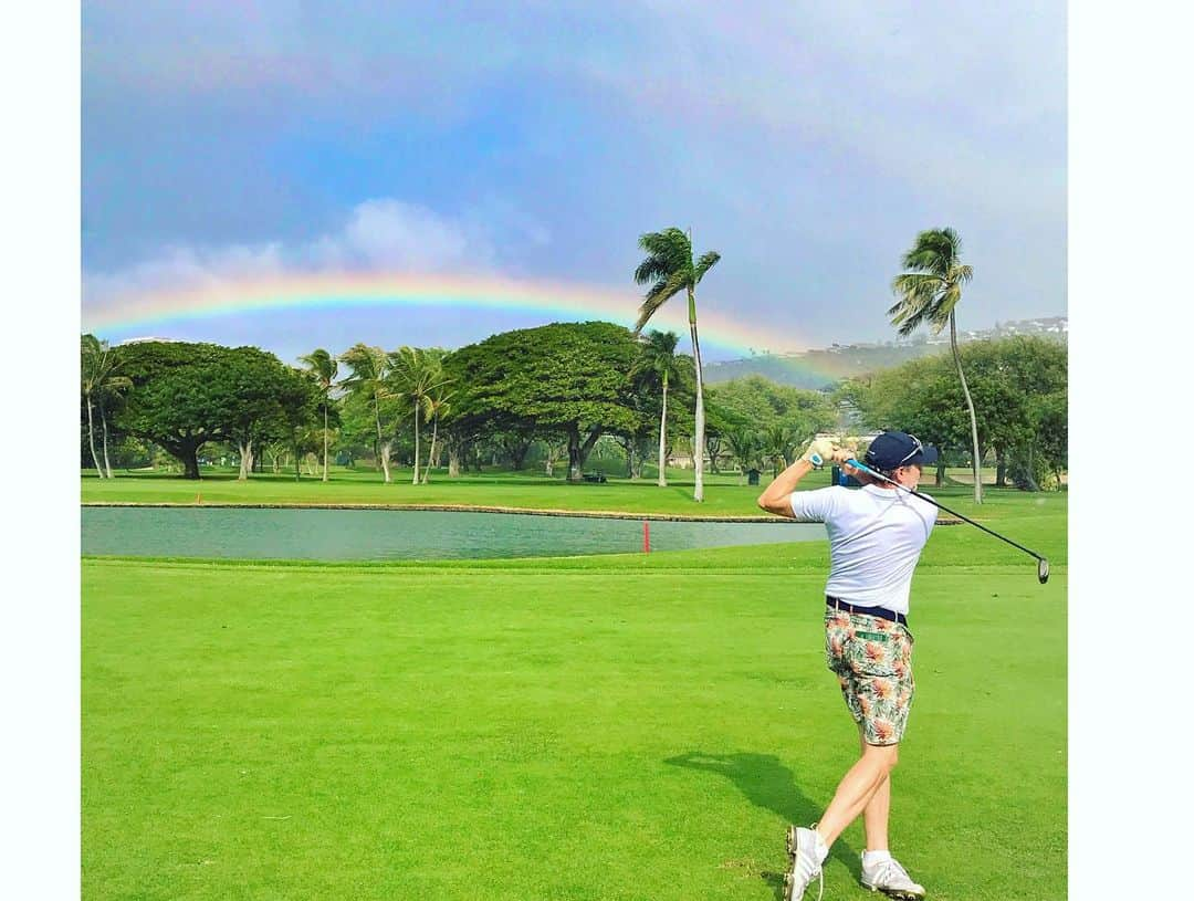 アンミカさんのインスタグラム写真 - (アンミカInstagram)「ホノルルに入ってから【SONY OPEN  in HAWAII 2020】に向け、毎日ラウンドしています🏌️‍♀️🏌️‍♂️ 初日は【RIZAP KBCオーガスタ】で優勝した🏆比嘉一貴プロと練習ラウンド⛳️ 。 翌日のプロアマ戦ドリームカップでは、アメリカ育ちの韓国選手ジェームズ・ハン選手とラウンド🏌️‍♂️🏌️‍♀️ 。 途中のホールでなんと！ 仲良しの小平智選手と古閑美保ちゃんのプロゴルファー夫妻が‼️二人を目の前にしてのパットに緊張MAX💦 。 明日は2018年のマスターズ優勝者のパトリック・リードと回ります❣️😍 楽しみです！ 。 #比嘉選手は優しくて突然の雨の中プレイしていたらサイン入りの傘をプレゼントして下さいましたよ❣️😍❣️ #ハン選手もエレガントで笑顔が素敵で全員に手取り足取りゴルフを教えて下さいました！ #互いを補いう合うフィットが良いチームのことを英語でハムandエッグスと言うがまさにそんなチーム！ #ハワイのチャリティ団体フレンズオブハワイの社長コルベットさんとSONYの河野さんと最高のハムアンドエッグでした！ @kogamihokogamiho @satoshi_kodaira_official @theodoremillertokyo @jameshahnpga @kazukigolf0423  @sonyopenhawaii」1月8日 19時10分 - ahnmikaofficial