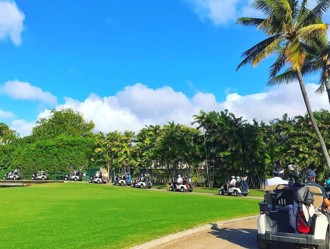 アンミカさんのインスタグラム写真 - (アンミカInstagram)「ホノルルに入ってから【SONY OPEN  in HAWAII 2020】に向け、毎日ラウンドしています🏌️‍♀️🏌️‍♂️ 初日は【RIZAP KBCオーガスタ】で優勝した🏆比嘉一貴プロと練習ラウンド⛳️ 。 翌日のプロアマ戦ドリームカップでは、アメリカ育ちの韓国選手ジェームズ・ハン選手とラウンド🏌️‍♂️🏌️‍♀️ 。 途中のホールでなんと！ 仲良しの小平智選手と古閑美保ちゃんのプロゴルファー夫妻が‼️二人を目の前にしてのパットに緊張MAX💦 。 明日は2018年のマスターズ優勝者のパトリック・リードと回ります❣️😍 楽しみです！ 。 #比嘉選手は優しくて突然の雨の中プレイしていたらサイン入りの傘をプレゼントして下さいましたよ❣️😍❣️ #ハン選手もエレガントで笑顔が素敵で全員に手取り足取りゴルフを教えて下さいました！ #互いを補いう合うフィットが良いチームのことを英語でハムandエッグスと言うがまさにそんなチーム！ #ハワイのチャリティ団体フレンズオブハワイの社長コルベットさんとSONYの河野さんと最高のハムアンドエッグでした！ @kogamihokogamiho @satoshi_kodaira_official @theodoremillertokyo @jameshahnpga @kazukigolf0423  @sonyopenhawaii」1月8日 19時10分 - ahnmikaofficial