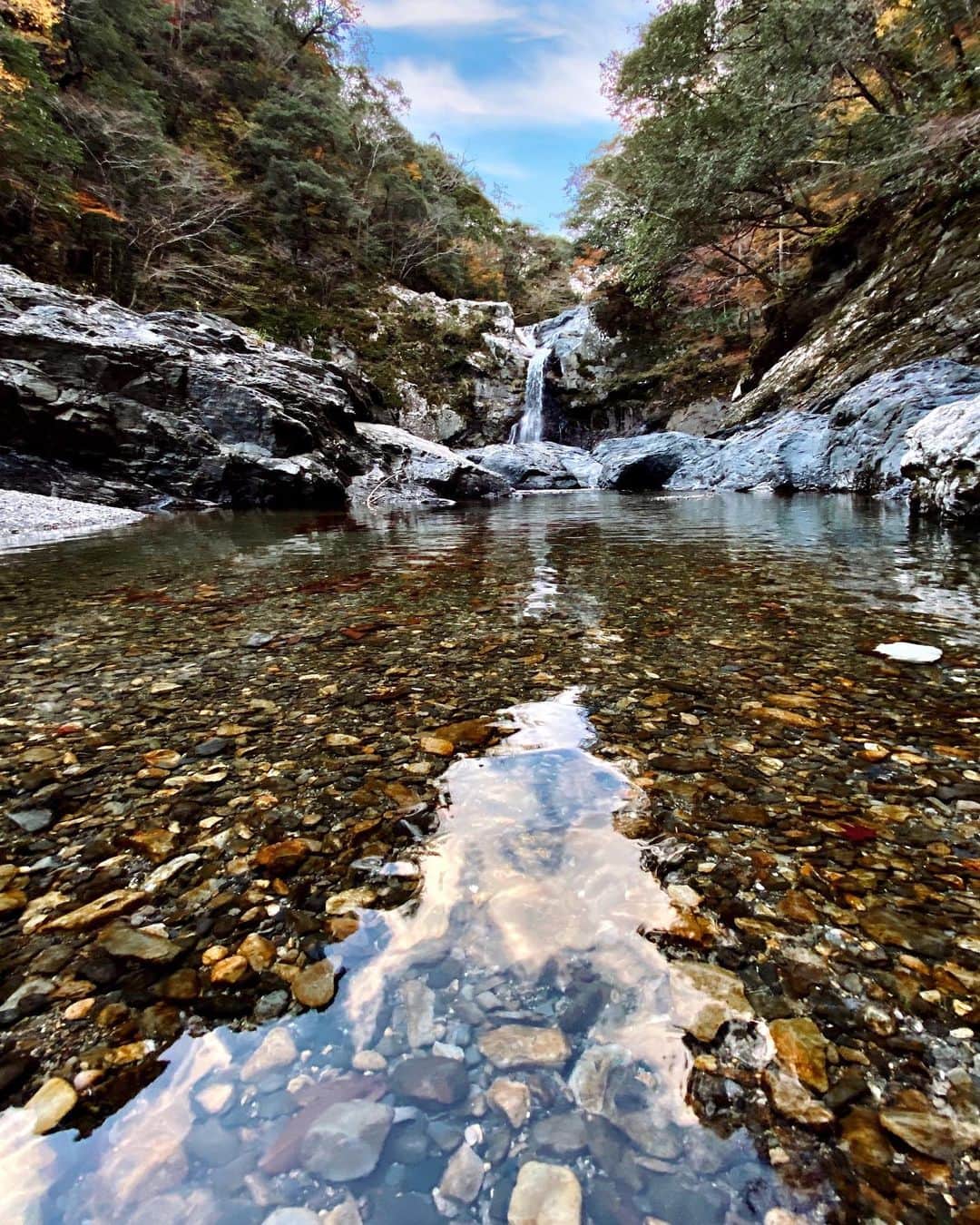 Koichiのインスタグラム：「| Hidden waterfall . #BeautifulJapan #清納の滝 #十津川村 #奈良 . @apple #ShotOniPhone #ShotOniPhone11ProMax #UltraWideLens 13mm . 奈良の秘境、十津川村の奥地にある滝へ。 iPhone11Proのウルトラワイドレンズで水面ギリギリのローアングルから撮ってみたけど13mmってすごいね！ .」