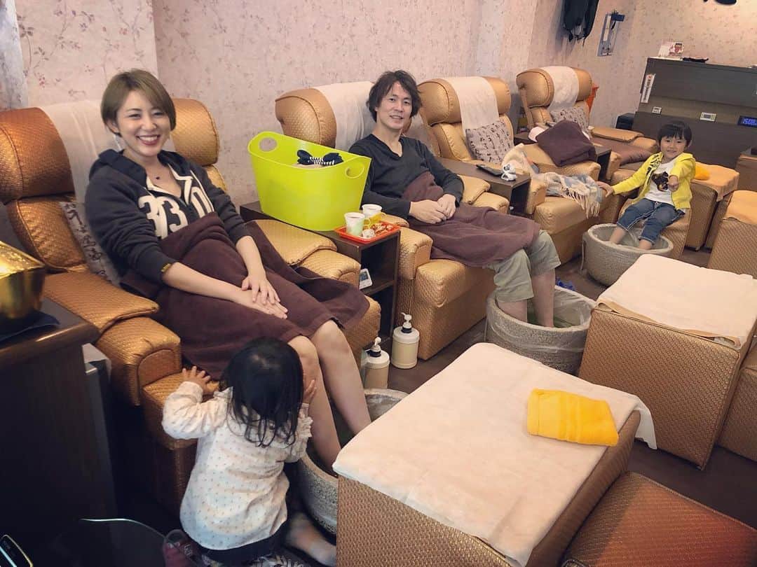 横峰沙弥香さんのインスタグラム写真 - (横峰沙弥香Instagram)「子供連れでもOKと言ってくださった 足つぼマッサージのお店😭 足つぼなら抱っこした状態でも大丈夫👌 まめは足湯をサービスしてもらい感動していました  そしてまめが何より楽しみにしていた士林夜市の収穫…… 去年の「ドラらえもん」もなかなかでしたが今年のはパンチがすごい #台湾 #台北 #旅行の #士林夜市 #ピカなんとか #曲のチョイス #無関係にもほどがある　 頼みごとなど滅多にしてこない弟が先日 人生で2回目くらいのお願いをしてきまして それが 「台湾に行ったときに士林夜市でこのピカ●ュウを買ってきて欲しい」でしたので 物凄く頑張りました なかなか見つからなくてわりと最高難易度に近いハードミッションでしたがそんな苦労なんでもないくらい笑う」1月8日 19時11分 - sayakayokomine