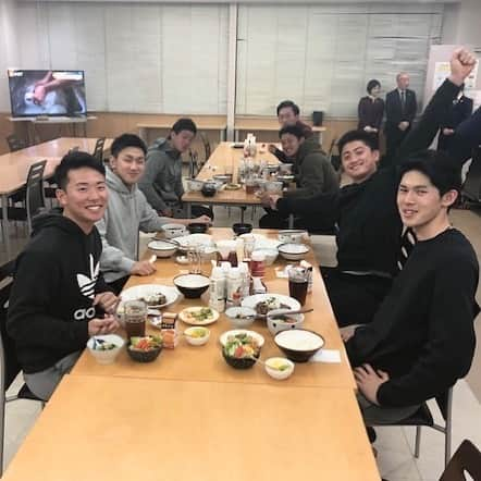 千葉ロッテマリーンズさんのインスタグラム写真 - (千葉ロッテマリーンズInstagram)「新人7選手で楽しく夕食を食べています。11日からは新人合同自主トレがスタートします。 #chibalotte」1月8日 19時19分 - chibalotte