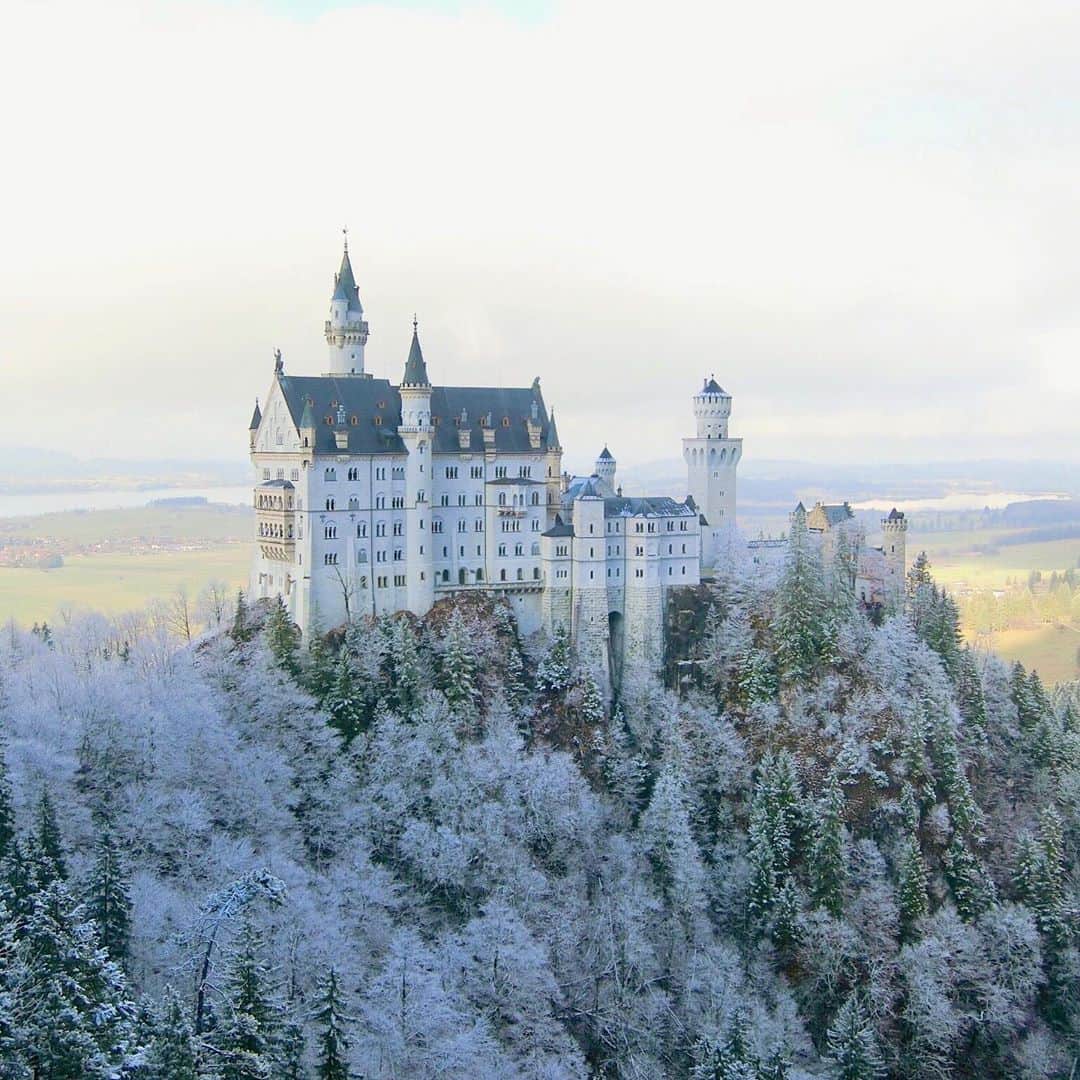 的場絢香さんのインスタグラム写真 - (的場絢香Instagram)「#20191228﻿ ﻿ ノイシュバンシュタイン城🏰❅꙳﻿ ﻿ ディズニーランドのお城のモデル﻿ になったとも言われているお城。﻿ ﻿ 雪化粧した山にそびえ立つ﻿ 美しいお城は幻想的で、﻿ なんだか夢のようでした…❄️*.・﻿ ﻿ 城内は豪華絢爛。煌びやかで眩しかった。﻿ 王が好んだロイヤルブルーのファブリック、﻿ 白鳥の蛇口などかわいくて、細かなところにも﻿ 王の想いが詰まってました🦢♡﻿ ﻿ はじめにマリエン橋に行ったときは﻿ 霧に包まれて真っ白。﻿ お城のツアーに参加してからもう一度見に行ったら、﻿ 白亜の城が姿を現したのです！！﻿ ﻿  感動しました…💕﻿ ﻿ *﻿ ﻿ ﻿ (ルートヴィヒ2世の生い立ちや、城での生活などを知ると寂しくなりました。﻿"私が死んだら城は破壊するように"と言っていたのに亡くなった8ヶ月後には、城は開放されたそうで、130年以上経った今では世界中からたくさんの方が城に訪れている。﻿いまどんな思いでいるだろう、、なんて考えちゃいました💭)﻿ ﻿ ______________________________________________ #マトバの海外旅行記 #ドイツ #ヨーロッパ  #ノイシュバンシュタイン城 #ルートヴィヒ2世  #germany #schlossneuschwanstein」1月8日 19時21分 - ayaka_matoba