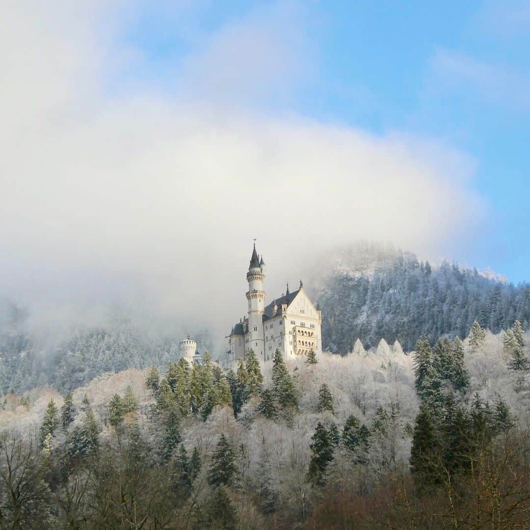 的場絢香さんのインスタグラム写真 - (的場絢香Instagram)「#20191228﻿ ﻿ ノイシュバンシュタイン城🏰❅꙳﻿ ﻿ ディズニーランドのお城のモデル﻿ になったとも言われているお城。﻿ ﻿ 雪化粧した山にそびえ立つ﻿ 美しいお城は幻想的で、﻿ なんだか夢のようでした…❄️*.・﻿ ﻿ 城内は豪華絢爛。煌びやかで眩しかった。﻿ 王が好んだロイヤルブルーのファブリック、﻿ 白鳥の蛇口などかわいくて、細かなところにも﻿ 王の想いが詰まってました🦢♡﻿ ﻿ はじめにマリエン橋に行ったときは﻿ 霧に包まれて真っ白。﻿ お城のツアーに参加してからもう一度見に行ったら、﻿ 白亜の城が姿を現したのです！！﻿ ﻿  感動しました…💕﻿ ﻿ *﻿ ﻿ ﻿ (ルートヴィヒ2世の生い立ちや、城での生活などを知ると寂しくなりました。﻿"私が死んだら城は破壊するように"と言っていたのに亡くなった8ヶ月後には、城は開放されたそうで、130年以上経った今では世界中からたくさんの方が城に訪れている。﻿いまどんな思いでいるだろう、、なんて考えちゃいました💭)﻿ ﻿ ______________________________________________ #マトバの海外旅行記 #ドイツ #ヨーロッパ  #ノイシュバンシュタイン城 #ルートヴィヒ2世  #germany #schlossneuschwanstein」1月8日 19時21分 - ayaka_matoba