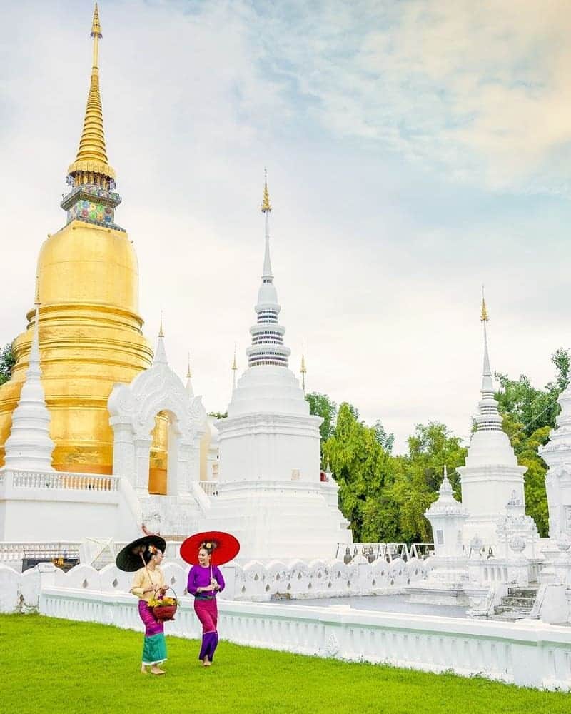 タイ国政府観光庁さんのインスタグラム写真 - (タイ国政府観光庁Instagram)「⠀ ／⠀ タイでどこ行く❓何する❓⠀ 今週の注目スポットは...🇹🇭✨⠀ ＼⠀ ⠀ 📍チェンマイ⠀ 🌟今月のテーマ：ロングバケーション⠀ ⠀ 今月は「Escape to Thailand」をテーマに、ロングバケーションにぴったりな注目スポットを週替わりで紹介中💁‍♂‍💞⠀ ⠀ 今週は北部に位置するタイ第二の都市、チェンマイに注目👀✨⠀ ⠀ 13世紀にランナー王朝の首都として栄えたチェンマイは、無数の寺院が点在するタイ仏教の中心地でもあります🙏✨⠀ ⠀ 周囲を雄大な山々に囲まれていることから、トレッキングなどのアクティビティも盛ん⛰️⠀ ⠀ 穏やかな空気が流れ、豊かな自然に癒されるチェンマイは、まさにのんびりバケーションを楽しむのにぴったりの旅先です☺️⠀ ⠀ #タイ #チェンマイ #タイ北部 #古都 #仏教 #寺院 #お寺巡り #こんなタイ知らなかった#はじめてのタイ #タイ旅行 #チェンマイ旅行 #歴女 #旅好きな人と繋がりたい #旅行好きな人と繋がりたい #海外旅行 #旅行 #東南アジア #thailand #chiangmai #temple #heritage #amazingthailand #thailandtravel #thailandtrip #thai #thaistagram #lovethailand #longvacation」1月8日 19時30分 - amazingthailandjp