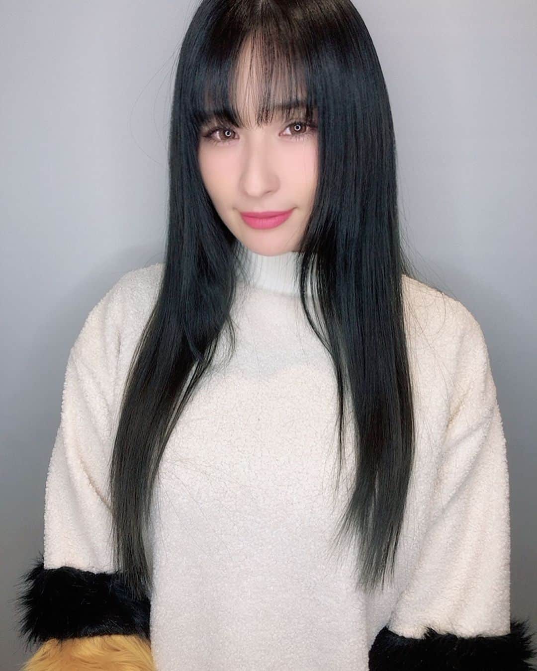 有馬綾香のインスタグラム：「東京オートサロンの前にトリートメントとカラーいってきました〜  いやもうコワファーストのトリートメントなしではいられないくらい毎回感動する。  しょうじさんのシャンプー上手過ぎて「浄化されます」って言ったら 「それは初めて言われましたw」って言われたけど本当に気持ちいいし良い香りするし浄化されたい人も是非行って欲しい😇  カラーはアッシュにしてもらったよ。 綺麗に色入ってるから幕張メッセで髪の毛見てね←  ツイッターではお知らせしましたが 東京オートサロン2020は ケースペックグループブース様にてMCをさせて頂きます！ 6ホールです！！！ 東京オートサロンで初めてのMC緊張するけど頑張ります😭  #髪質改善トリートメント #コワファースト銀座 #coiff1rst 銀座」