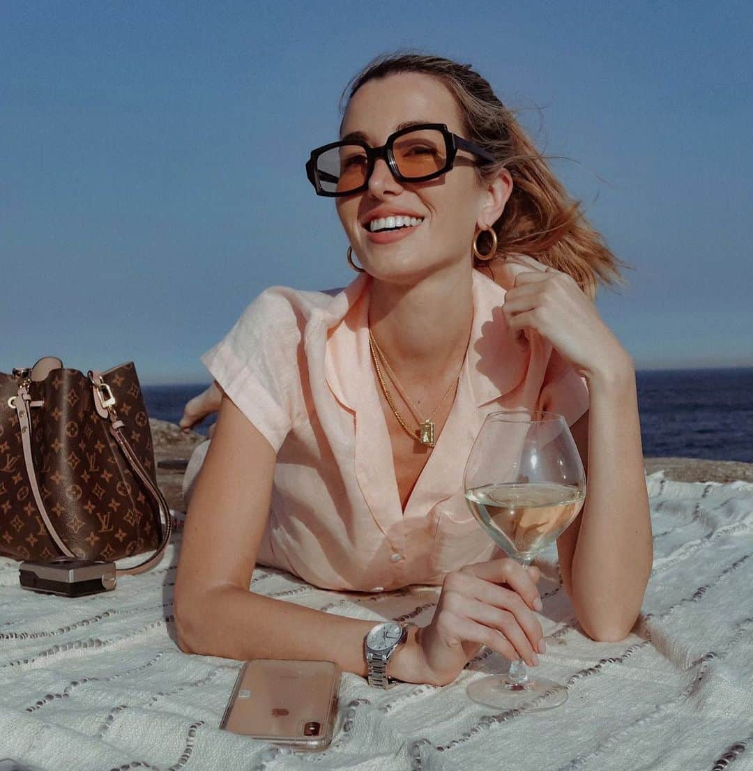 カルメン・ハミルトンのインスタグラム：「TB to happier times when Sydney’s skies were blue and I was drinking wine with you ☀️ @penfolds hehe @ryancullen #DrinkWise #Penfolds #Ad」