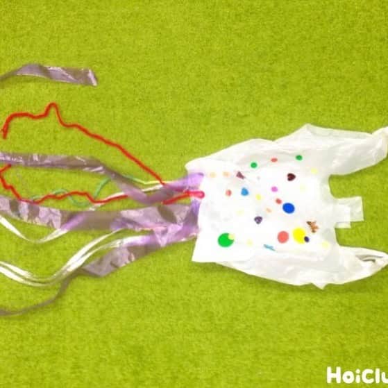 HoiClue♪ [ほいくる]さんのインスタグラム写真 - (HoiClue♪ [ほいくる]Instagram)「＼レジ袋で手作り凧／ . お正月にちなんだ、手作り凧遊び🤩 . 手に持って走ると、レジ袋凧がふわっと空に上がるよ♪ . 模様を描いたりシールを貼ったり…アレンジも自由自在🎶 . 作り方の詳細は、 @hoiclue のプロフィールのURLから「ほいくる」へジャンプ→「手作り凧」で検索🔎 . ほいくるの投稿を見て遊んだ後は、ぜひ #ほいくる または #hoiclue のタグをつけえ教えてください♬ほいくる公式サイトの記事内で、ご紹介させていただくかも…？ ※その際はInstagramのメッセージにて事前にご連絡させていただきます。  #保育 #保育士 #保育園 #幼稚園 #幼稚園教諭 #こども園 #保育士の卵 #保育学生 #遊び #あそび #子ども #こども #children #kids #製作 #制作 #造形 #工作 #キッズアート #廃材 #廃材リメイク #廃材遊び #お正月遊び #お正月製作 #手作り凧 #凧あげ」1月8日 19時33分 - hoiclue