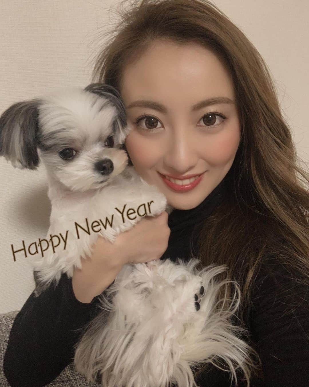 福野来夢のインスタグラム：「遅ればせながら、、 2020年🐭 今年もよろしくお願いします♡ . #2020年 #令和2年 #今年も笑いながら年明け #ビンゴ大会で当たったカニを食べながら年明け #ぺろりんは年越しわんこそば食べながら年明け」