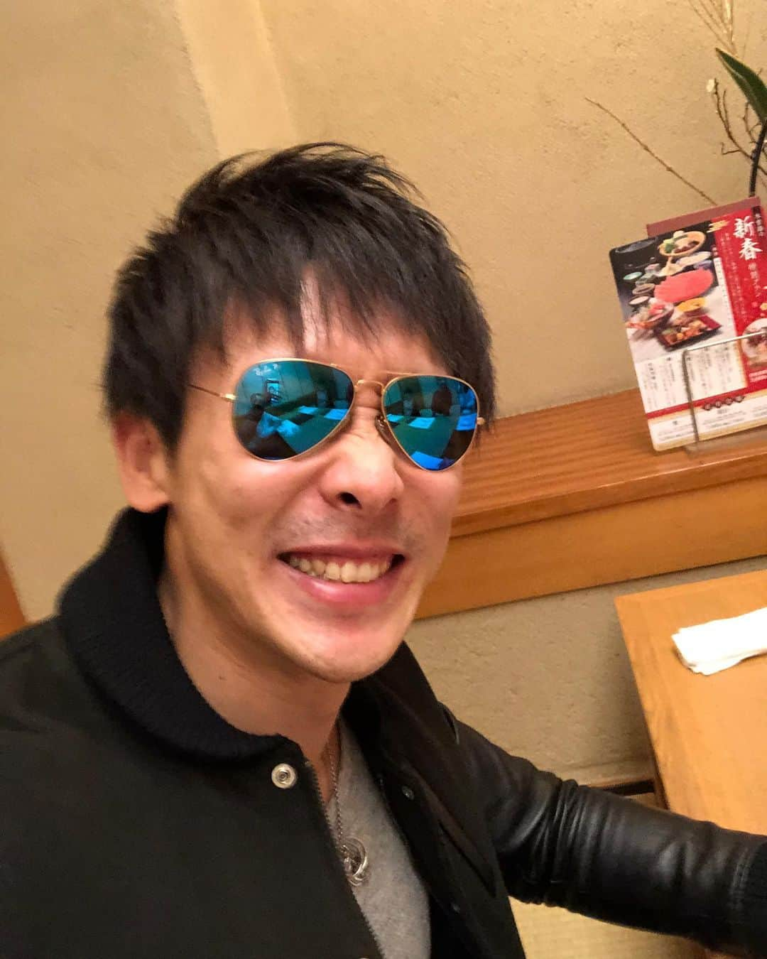 高松卓矢さんのインスタグラム写真 - (高松卓矢Instagram)「高松卓矢今日で32歳になりました♫ 皆さん沢山のお祝いのお言葉本当にありがとうございます😊🎵 皆さんの会場での応援のお陰で高松はいつも元気にプレーさせてもらってます！いつも会場で応援してくれて本当にありがとうございます💪 32歳になりましたが良い意味で32歳らしくないプレーをこれからも続けていくので引き続き熱い応援よろしくお願いします📣📣📣 #たかなてぃが誕プレくれたよ #先輩嬉しい #ありがとうたかなてぃ #小川は動画だけ撮ってどこかに消えたよ #沢山の誕生日プレゼント #ありがとうございました #とよさんいつも誕生日ケーキありがとうございます #動画に特に意味無し笑 #いつものイケメン美容師に切ってもらった時の動画です #ちなみに #昨日は堺の松本さんの誕生日 #明日はビーチのゴッツさんの誕生日 #間に挟まれ高松の誕生日 #お二人とも誕生日おめでとうございます #実は荻野さんも誕生日おめでとうございます」1月8日 19時41分 - takamatsuri12