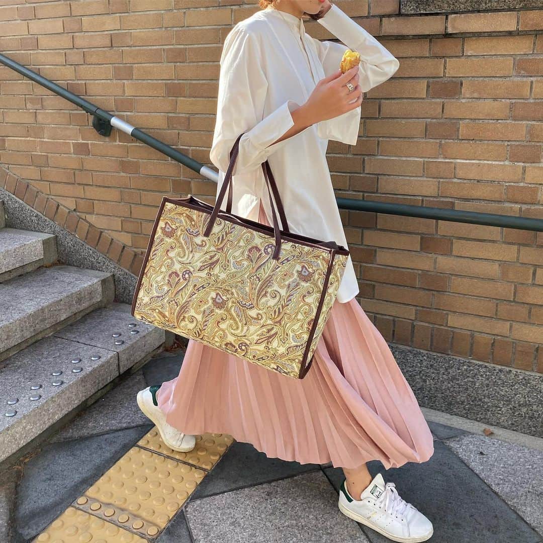 美生のインスタグラム：「本日もLIVEのご視聴﻿ ありがとうございました💕﻿ ﻿ 2020年初LIVEということで﻿ ¥2,020のアイテムを﻿ 新作とmixでご紹介させていただきました🤎﻿ ﻿ このスカート2色目get♡﻿ ﻿ こんな感じのコーデがタイプ🥰﻿ ﻿ ﻿ #たい焼き﻿ #カスタードたい焼きデビュー﻿」