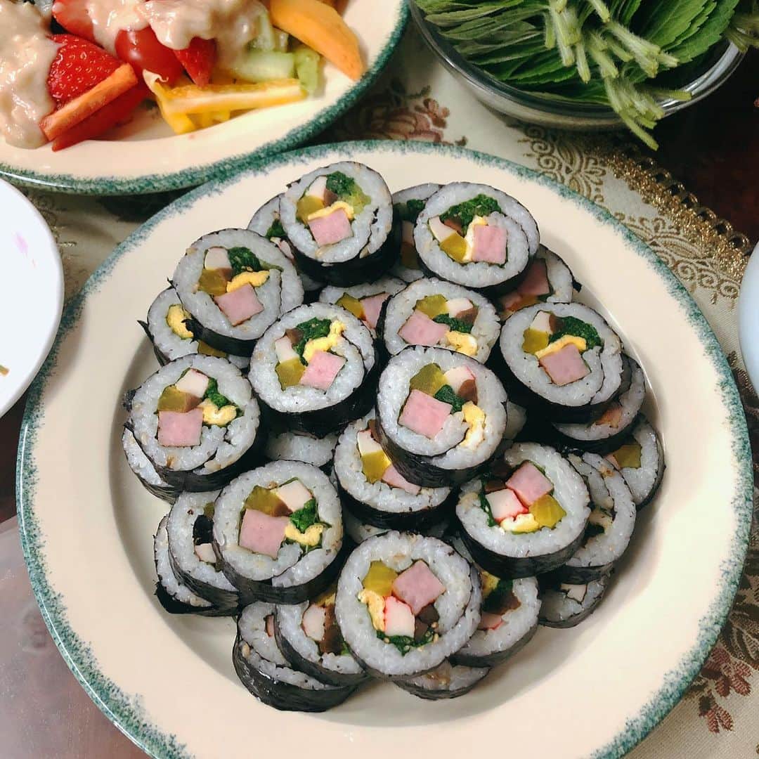 カン・ハンナのインスタグラム：「.﻿ ﻿ ﻿ 美味しすぎる母の手作りキムパプをいっぱい食べて、母と映画館で韓国映画「白頭山」を見て、母のキムチとお餅などをキャリアに入れ込んで、暖かい気持ちでこれから日本に戻ります☺️❤️ ﻿ ﻿ ﻿ オンマの娘、また頑張りますか🙋🏻‍♀️ ﻿ ﻿ ﻿ ﻿ ﻿ ﻿ ﻿ ﻿ #金浦空港 #4日間の韓国 #またね　﻿ #母の手料理 #キムパプ ﻿ #他の料理は写真撮るのを忘れました﻿ #映画白頭山 #面白かった #良い映画　﻿ #これから日本に戻ります　﻿ ﻿ ﻿ ﻿ ﻿ ﻿ ﻿ ﻿」