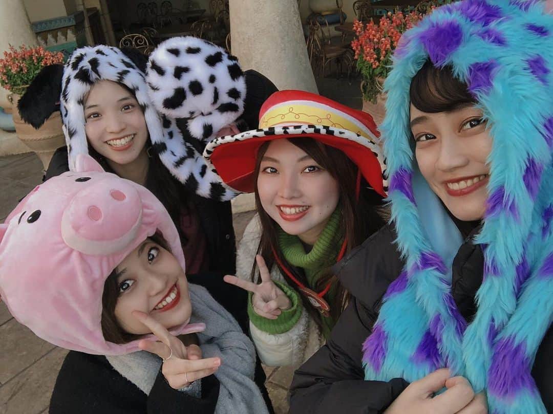 仮谷せいらのインスタグラム：「皆と念願のディズニー🐭 お誕生日の時に、皆からプレゼントしてもらった チケット🎟で行ってきました🥰  舞浜駅に朝7時集合… 私たちもまだまだ若いなぁと言いながら 翌日しっかり筋肉痛😂  タワテラ→センターオブジアース →インディー→船 →BBB→汽車→マジックランプシアター →チャンドゥー→アリエルのくるくる回るやつ →アリエルのショー→タートルトーク →ソアリン→ファンタズミック(途中で中止) →ニモ→水の上くるくる回るやつ →汽車→トイマニ ……すごくない？！ めっちゃ乗りました！！！！！！！笑」