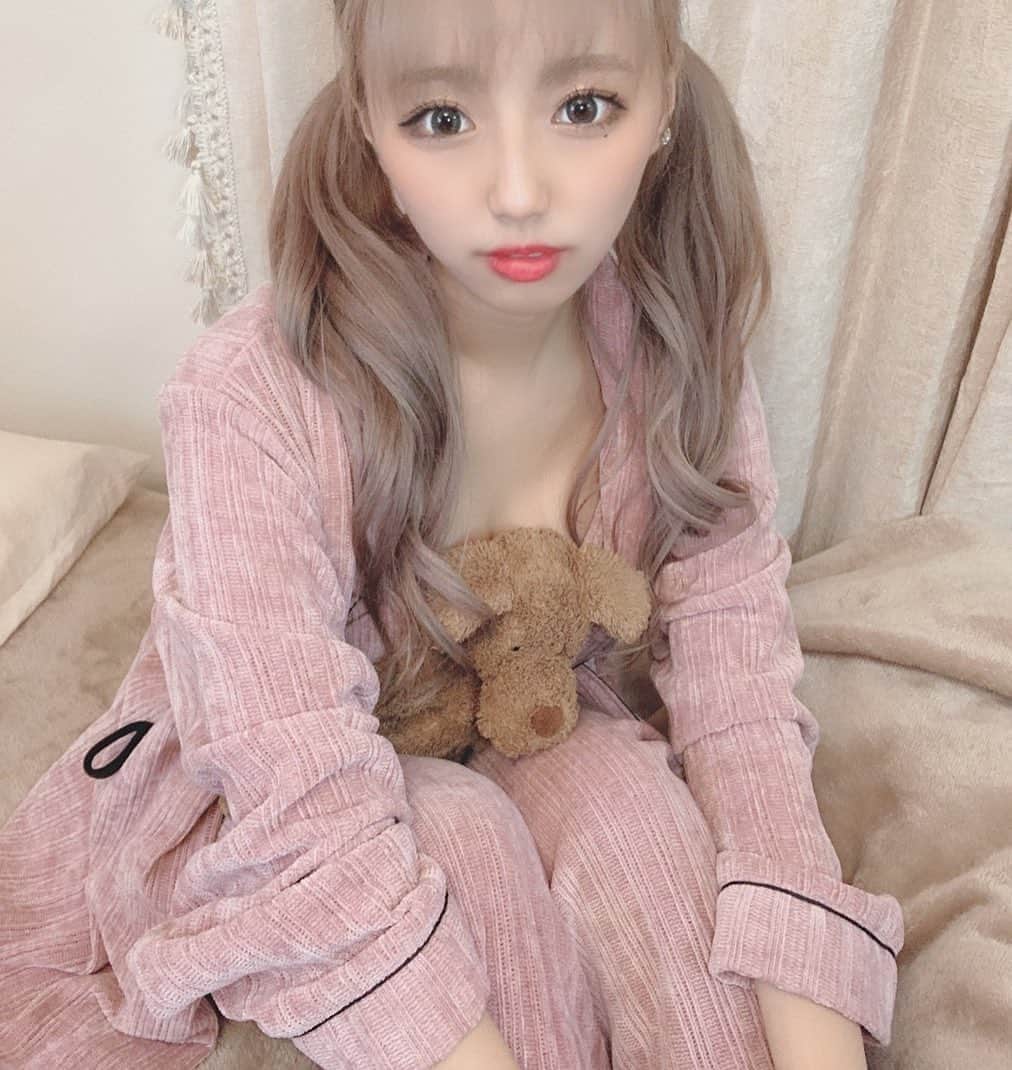 川谷花音のインスタグラム：「明けましておめでとう⛩ 遅くなっちゃった！！ しかも投稿超久しぶり。 きっとみんなは私の事忘れた 川谷花音だよ〜 久しぶりの川谷だけど1月22日にCDデビューすることになりました(^^) テレビ東京の青春高校3年C組と言う秋元康さんが作ってる番組に出演させてもらってるんだけどそこでアイドルやっていて1月22日にデビューするお〜 これからいっぱいいっぱい言える事が出てくるから待っててね💜 だから髪の毛綺麗にしてきた！！ @lapis_anju さんありがとうございます🥺 今までで1番綺麗になった〜！ (川谷花音)のsnsみたで割引になるって！ ご予約☎️0334616770 💌LINE予約【lapisanju】  電話でも川谷花音の見たって言えば割引になるよ〜🥺 皆んなも行ってみてね〜！ #あけおめ #あけましておめでとうございます #髪の毛 #lapis #青春高校3年c組 #アイドル #青春高校3年c組アイドル部 #川谷花音 #l4l #l4f #f4f #パジャマ」