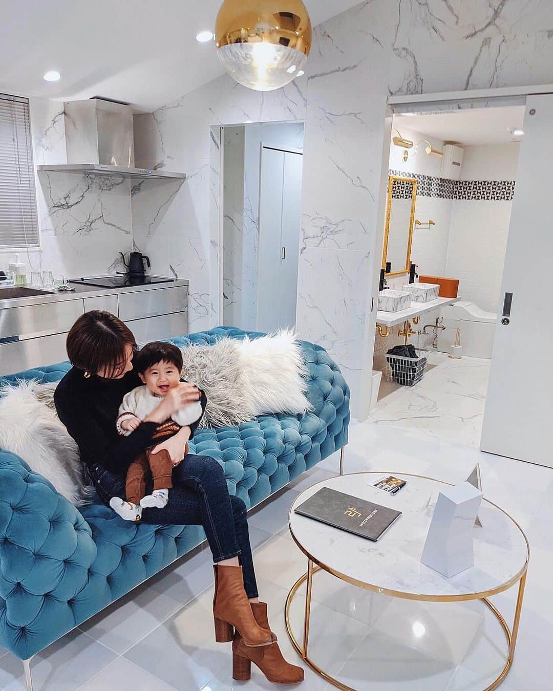 ソンイのインスタグラム：「お正月の京都旅行ではずっと泊まりたかった @the_root2_hotel に宿泊したよ🛋🛁💕 ここは有砂 @alisaueno プロデュースのホテルで、ほんとさすがの可愛さ！！🥰👏🏼💯 改めて、オープン本当におめでとう🥺㊗️🎉 2泊だったので贅沢に違うお部屋を堪能して、1〜4枚目は303号室、5.6枚目は203号室💖 内装のインテリアや小物が可愛いだけじゃなく、キッチンも洗濯機もあるし、他の家電も最新家電ばかりでとても過ごしやすい空間でした🔥立地も良いよ👌🏻📍 しかも🤤🤤🤤 ホテルのご飯が最高に美味しすぎたの🥺❤️ お正月だったからお節verまでありました🎍 宿泊しなくてもカフェ利用もできるから、特にフレンチトーストはぜぇっったい食べてみてほしい🍞🍳🍯 ありさカップルがハードル上げまくりの後に食べても感動の美味しさでした🤤　あー、また食べたい🙏🏻 #京都ホテル #theroot2hotel #京都観光 #家族旅行」