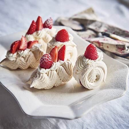 福田淳子さんのインスタグラム写真 - (福田淳子Instagram)「2020年スタート。1月はmeringue à la crème Chantilly 雲みたいな形の焼きメレンゲをクリームではさんだフランスのお菓子。サクッとして口の中でほろほろと崩れる感じが好きです。この白の世界がとてもすてき。お菓子はやっぱり夢の世界だなあって思います。  朝に「今日はまた新しい日」って思たらいいなと思って、今年は日めくりカレンダーも買いました。でも、6日まで存在を忘れてて一気にワープ（笑）フランス語がかわいい。（まったく機能的ではないけれど）  #オレンジページスイーツカレンダー #ムラングシャンティ  #meringue  #meringuecream  #日めくりカレンダー」1月8日 20時01分 - junjunfukuda