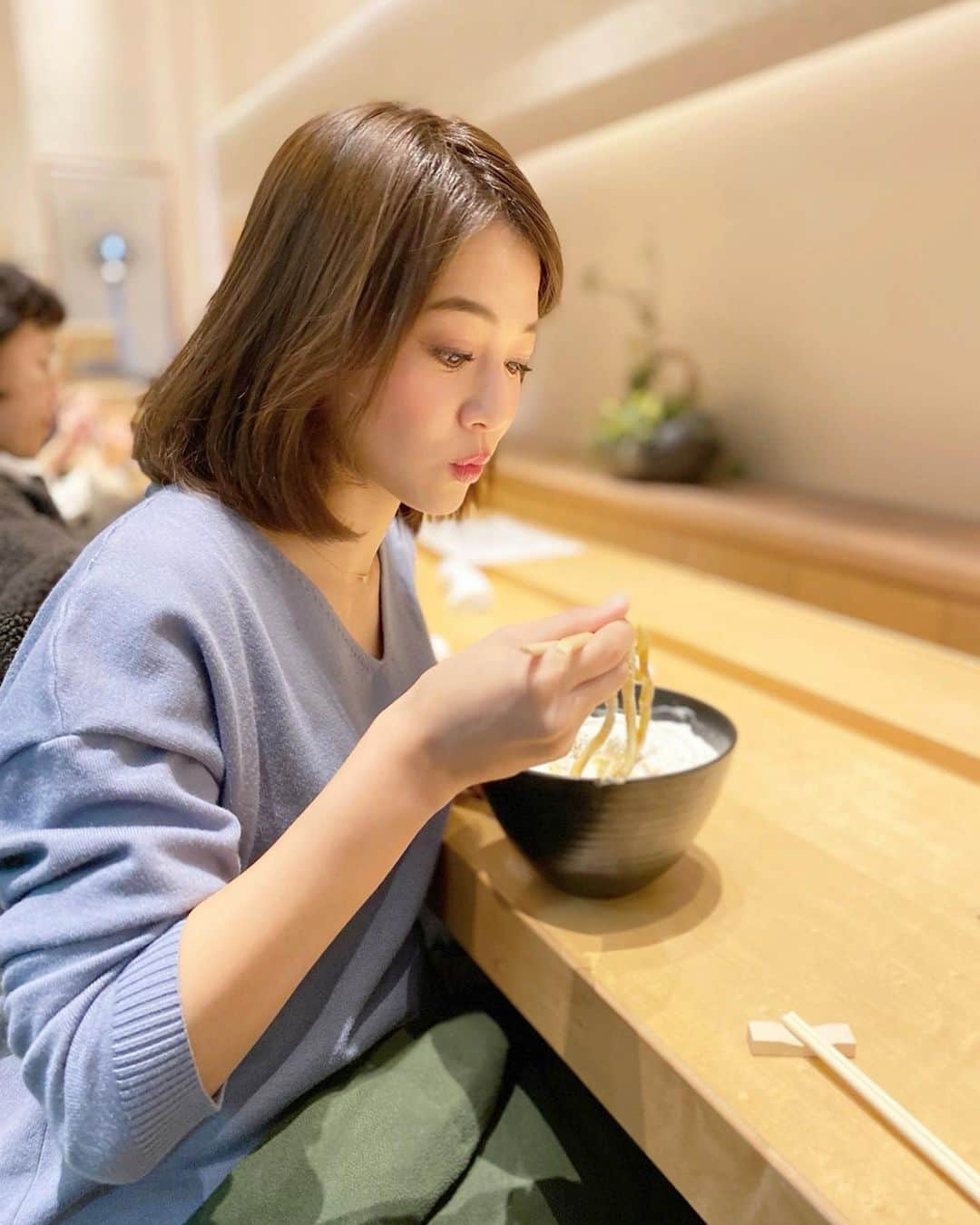 石井里奈さんのインスタグラム写真 - (石井里奈Instagram)「こんばんは🥰❤️ . 今夜は里奈ログ🤤✨ 寒いのであったかいおうどんを🥘 . ずっと食べてみたかった恵比寿にある初代の白いカレーうどんを食べに行ってきました🥺💕 . 実物でてきて本当に真っ白でびっくり❣️中はカレーうどんなのですが、じゃがいもと生クリームでできたムースがのっていて本当に白いカレーうどんなの💕 . そこまで辛くないお肉の入った出汁の聞いたカレースープにうどんを絡めて、ムースと一緒に食べるとまたコクが出てとっても美味しかったです☺️ . dress... @liricca_official . ニットワンピって楽ちんで大好き💕 すっかりオフモード☺️ . 今日もお疲れ様でした☃️❄️ . #りなまるグルメ #グルメ #初代 #恵比寿 #恵比寿ランチ #白いカレーうどん #カレーうどん #カレー #curry #恵比寿グルメ #うどん #udon #noodles #グルメ女子 #japanesenoodles #japanesefood #visitjapan #冬 #寒い #あったかごはん #献立 #夜ご飯 #おうちごはん #food #ebisu #東京グルメ #japan #visitjapanjp #蕎麦屋 #soba」1月8日 20時02分 - ri7tin1025