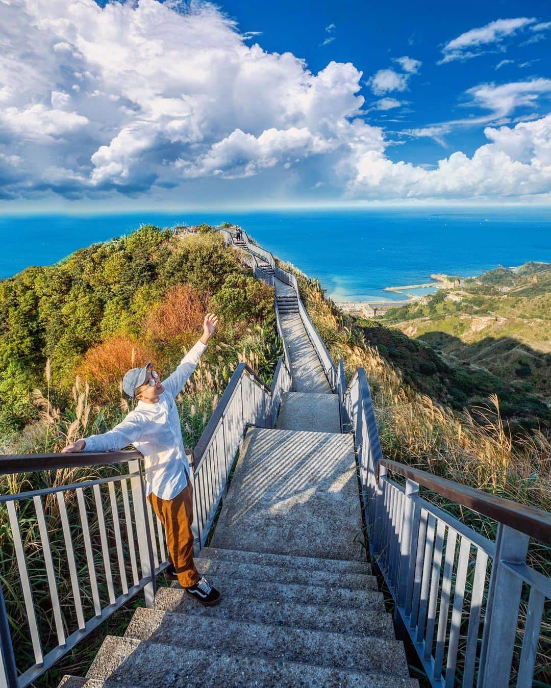 樂さんのインスタグラム写真 - (樂Instagram)「新北瑞芳。報時山景觀平台⛰️🌊☁️ 今天持續來被問爆系列的步道！ 這也是一條可以看大山大海的步道，而且車停好走五分鐘就到了，又美又好拍又簡單到達，還不收藏嗎🔥🔥🔥 只能說每次來東北角都會收穫滿滿，到處都好美😍 Tag朋友一起來拍照吧📷 - . . . . .  #ygtphotograph#iseetaiwan#vscotaiwan#bpintaiwan #amazingtaiwan#igerstaiwan#exploretaiwan#popdaily #tv_pointofview#ig_photooftheday#ig_color#way2ill #taiwangram#instagrammer#bnw_legit#artofvisuals #illgramers#新北景點#台北景點#台北 #taipei#taiwan#beautifuldestinations #台灣」1月8日 20時10分 - ygt1016