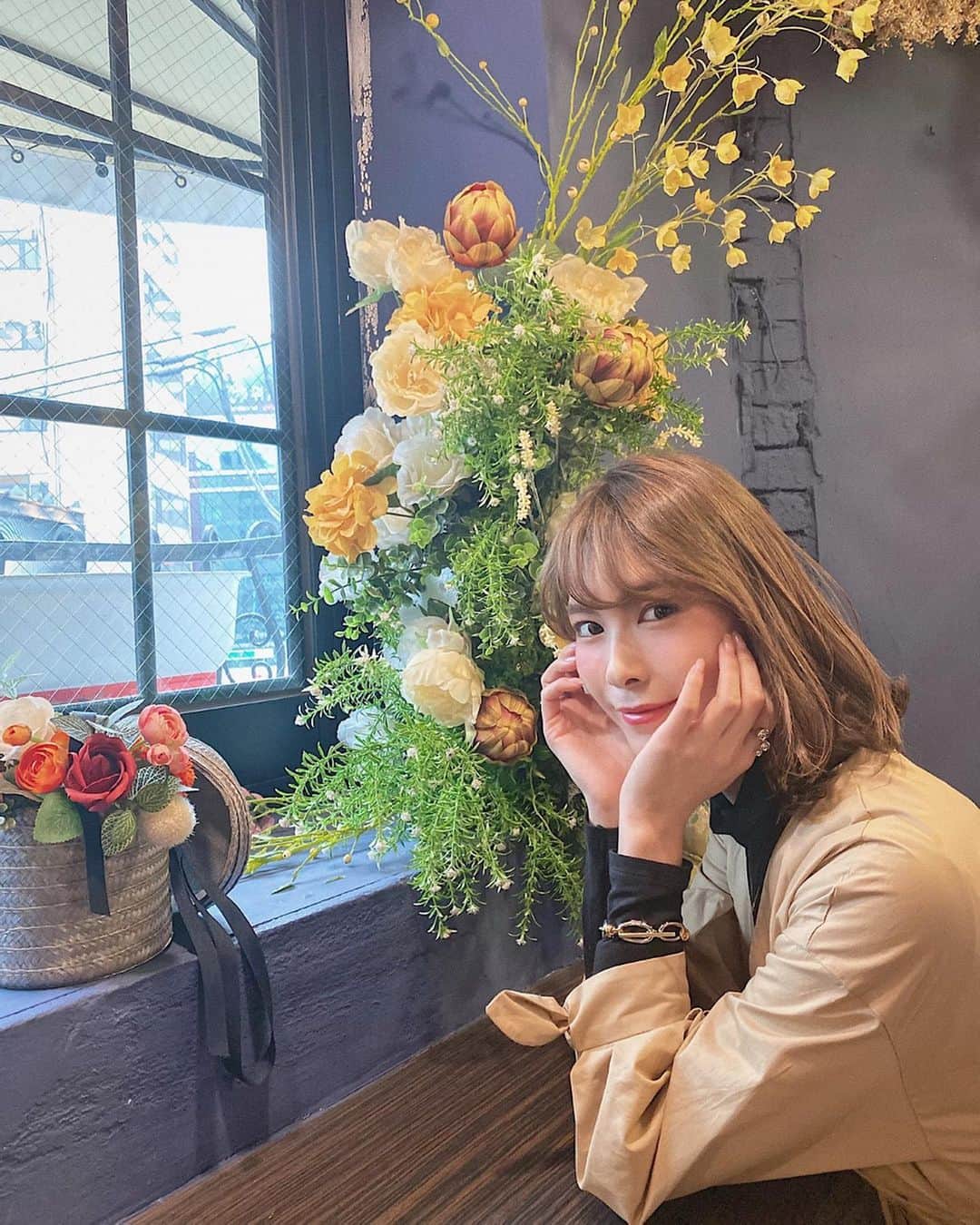 Yuika Matsuさんのインスタグラム写真 - (Yuika MatsuInstagram)「. . 📍韓国カフェ ARRIATE 弘大店💐 . . ２階から４階までの店舗には、 生花もドライフラワーも含めて たくさんのお花が満開🌼 . フロアごとにトーンの異なる空間で癒されました💕 . . 2階でまずは注文をしてから 3階と4階へ上がります❤︎ . ドリンクやケーキを注文すると 小さなお花が添えられたり 食用花が飾られたりと、 フラワーカフェらしい細やかな演出もステキ💕 . . 朝の8時-オープンしてるので モーニングにきても🙆‍♀️⭕️ . . 私は10時くらいにお店に着くと 貸し切り状態でした！ お昼過ぎになるとお客さんもどっと増えるみたい❤︎ ゆっくり過ごしたいなら午前中に行くのがベストです☺️ . . 場所も弘大入口駅 9番出口 徒歩1分と駅近なのも嬉しい✨ . . . . . . #아리아떼홍대점#ARRIATE#arriatecafe #弘大カフェ  #韓国カフェ #韓国カフェ巡り #韓国旅行 #韓国女子旅  #ソウル旅行 #ソウルカフェ #연남동 #연남동카페 #카페레이어드 #카페 #서울 #일상 #일탈 #스콘맛집 #셰이의맛집 #감성카페 #맛은쏘쏘 #yeonnamdong #cafelayered #seoul #cafe #cafehopping #potd #dessert」1月8日 20時11分 - yuika00802