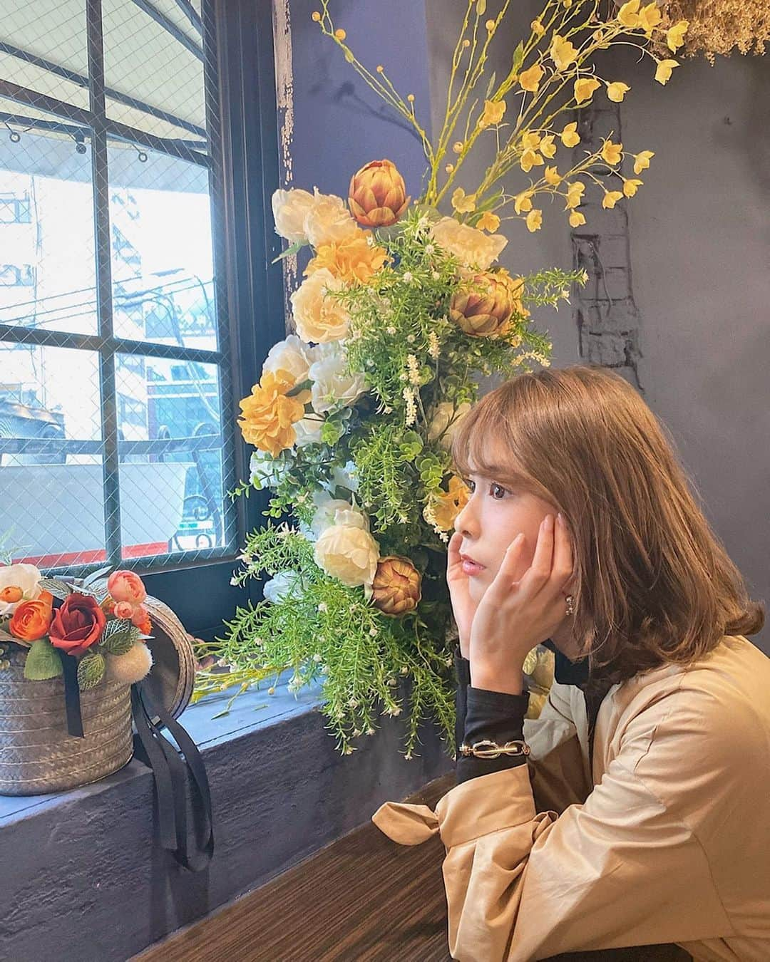 Yuika Matsuさんのインスタグラム写真 - (Yuika MatsuInstagram)「. . 📍韓国カフェ ARRIATE 弘大店💐 . . ２階から４階までの店舗には、 生花もドライフラワーも含めて たくさんのお花が満開🌼 . フロアごとにトーンの異なる空間で癒されました💕 . . 2階でまずは注文をしてから 3階と4階へ上がります❤︎ . ドリンクやケーキを注文すると 小さなお花が添えられたり 食用花が飾られたりと、 フラワーカフェらしい細やかな演出もステキ💕 . . 朝の8時-オープンしてるので モーニングにきても🙆‍♀️⭕️ . . 私は10時くらいにお店に着くと 貸し切り状態でした！ お昼過ぎになるとお客さんもどっと増えるみたい❤︎ ゆっくり過ごしたいなら午前中に行くのがベストです☺️ . . 場所も弘大入口駅 9番出口 徒歩1分と駅近なのも嬉しい✨ . . . . . . #아리아떼홍대점#ARRIATE#arriatecafe #弘大カフェ  #韓国カフェ #韓国カフェ巡り #韓国旅行 #韓国女子旅  #ソウル旅行 #ソウルカフェ #연남동 #연남동카페 #카페레이어드 #카페 #서울 #일상 #일탈 #스콘맛집 #셰이의맛집 #감성카페 #맛은쏘쏘 #yeonnamdong #cafelayered #seoul #cafe #cafehopping #potd #dessert」1月8日 20時11分 - yuika00802