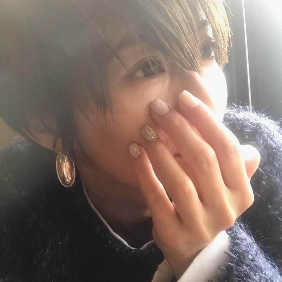 畑野ひろ子のインスタグラム：「今年最初のネイルは、乳白色カラーをベースにメタリックラインとネイルチェーン⛓ @al_nails_shibuya」