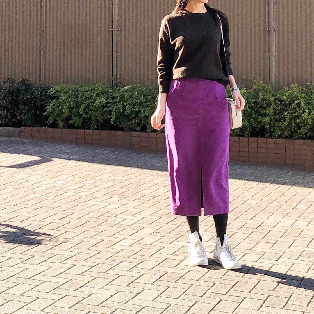 htrkmkさんのインスタグラム写真 - (htrkmkInstagram)「* 年末年始は 屋外イベントもあったので アウターはダウン一択!! * 色違いで3枚目まで揃えた #ユニクロ の#プレミアムラムクルーネックセーター  チクチク感のない柔らかい肌触りに スッキリ見えるのに程よいゆとりのあるシルエットがとても良い♡ 赤みの強すぎないブラウンは ブラックのように使えつつ トレンド感が出せるお役立ちカラーです✨ * * tops @uniqlo  skirt @feerichelu  coat @moncler  shoes @converse_jp * * ✄----------------------------- #プチプラコーデ #きれいめコーデ #通勤コーデ  #オフィスコーデ #大人女子コーデ  #ponte_fashion #kaumo_fashion #tagvery #ootd_kob  #locari #mineby3mootd #snapgram_woman #shopstylejp #arine_ootd #멋스타그램 #데일리록 #时尚 #时装 #r_fashion #ユニクロコーデ #ユニクロきれいめ部 #スニーカー通勤 #きれいめスニーカー #モンクレールダウン #コンバースハイカット」1月8日 20時24分 - htrkmk