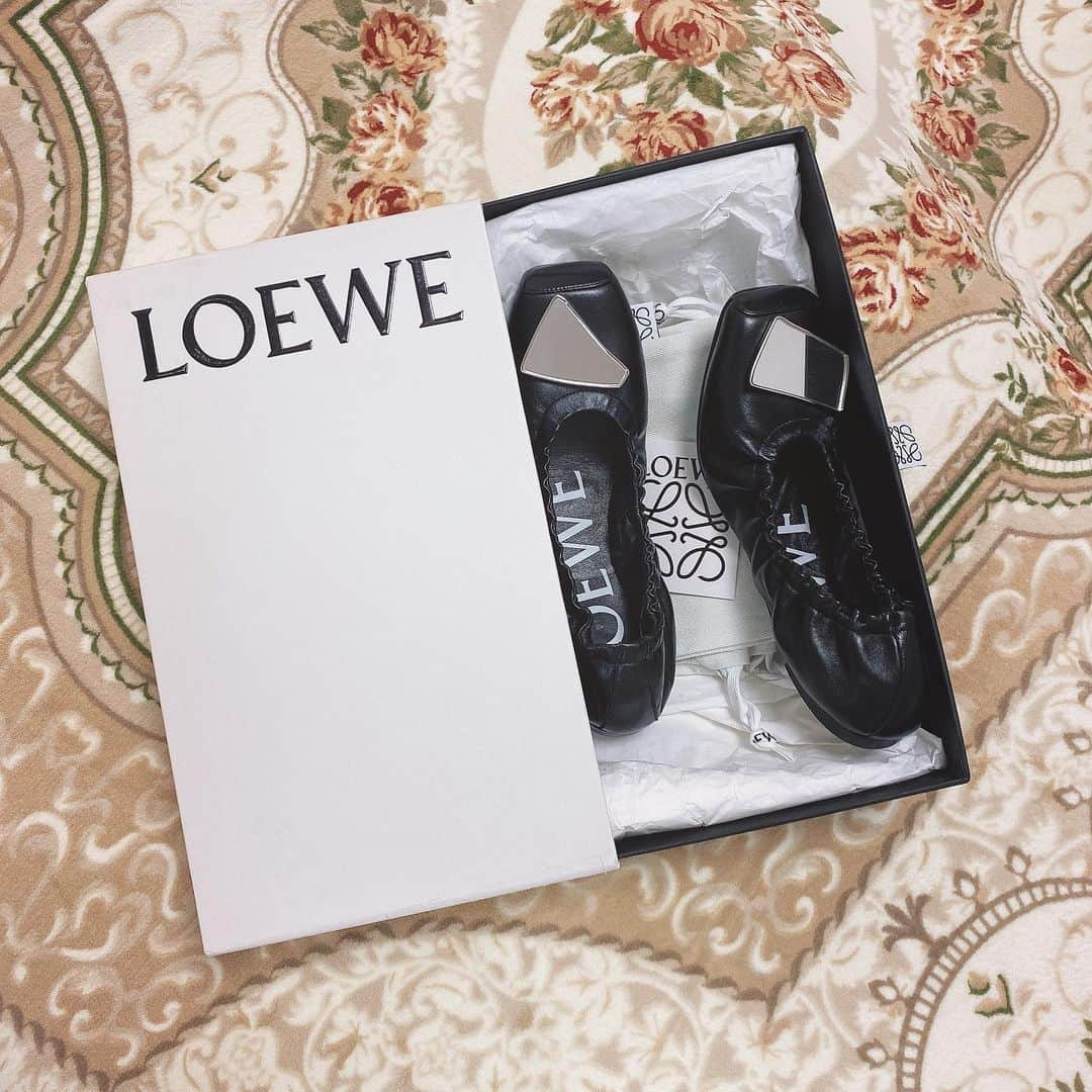 飯坂采子さんのインスタグラム写真 - (飯坂采子Instagram)「@loewe のバレエシューズ❤︎..履きやすくて疲れない！チグハグのミラーがお洒落すぎっ🥰シューズBOXも可愛くてお部屋に飾っちゃってるよ~🚪❤︎少しずつだけどブランドのシューズ収集癖あるなと思って #あや_くつ ってタグつくってみた。過去の投稿とか結構アーカイブにしちゃってるから、PRADA & MiuMiuのブーツとChloeのパンプス載ってないけど😫⠀ ⠀ #loewe#ロエベ#バレエシューズ」1月8日 20時25分 - ayamini316