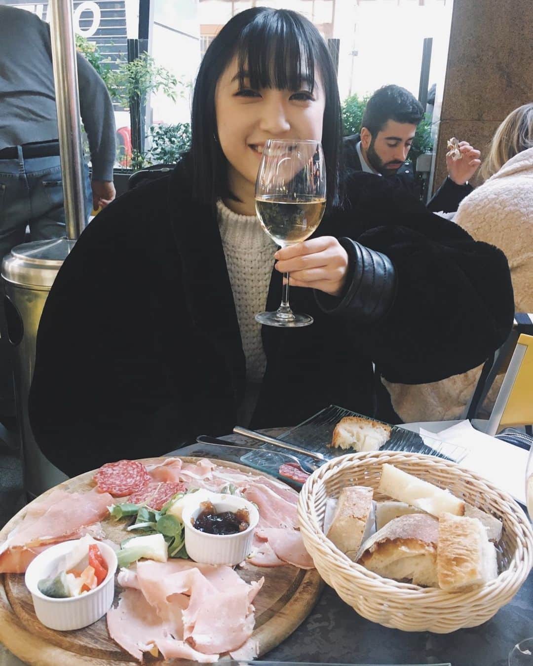 坂東希さんのインスタグラム写真 - (坂東希Instagram)「#smileforegirls  みなさん投稿していただけてますでしょうか🙃 ミラノでのニヤつき画像をお届けします。  やっぱりおいしいごはんは 世界を救うとおもうんだ！😀」1月8日 20時28分 - nozomibando_official