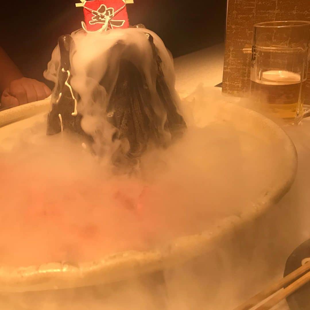 山下しげのりのインスタグラム：「後輩と焼肉屋で新年会。スモークが凄すぎてタン塩がヒットスタジオのジュリーみたいになってもうた！　#おっさんしかわからん」