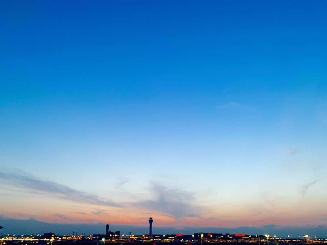 馬場奈々瀬さんのインスタグラム写真 - (馬場奈々瀬Instagram)「明け方の空港って凄い綺麗って知っとった？😏. . #空港　#明け方　#airport #hanedaairport  #instagood #instadaily #iPhone」1月8日 20時37分 - nanaseeeen
