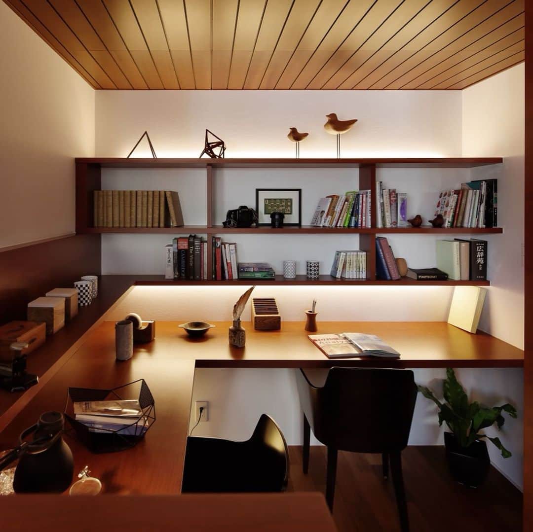 ヘーベルハウス(旭化成ホームズ株式会社)さんのインスタグラム写真 - (ヘーベルハウス(旭化成ホームズ株式会社)Instagram)「リビングの一角に設けられた書斎コーナー。木の温もりが感じられる天井はあえて低くくし、こもり感のある空間に。  こちらは、千葉県にある「幕張ハウジングパーク・キュービックモデル」の写真です。  ヘーベルハウスでは、WEBで事前に展示場予約をして下さった方にプレゼントをご用意しています！1/13(祝)までにご来場頂ける方には福袋をプレゼントしています。  土日祝日は、前日までWEB予約が可能です。当日の場合は、展示場に直接お電話ください！@hebelhaus_officialのURLから展示場へアクセスいただけます。皆様のご来展を心よりお待ちしています！  #ヘーベルハウス  #住宅展示場 #モデルハウス #注文住宅 #千葉県 #幕張ハウジングパーク #幕張展示場 #木のぬくもり #書斎 #パーソナルスペース #建築 #家を趣味にする #家族時間 #homedecor #instahome #interiordesign #personalspace #hebelhaus #hebel #hebelwall」1月8日 20時38分 - hebelhaus_official