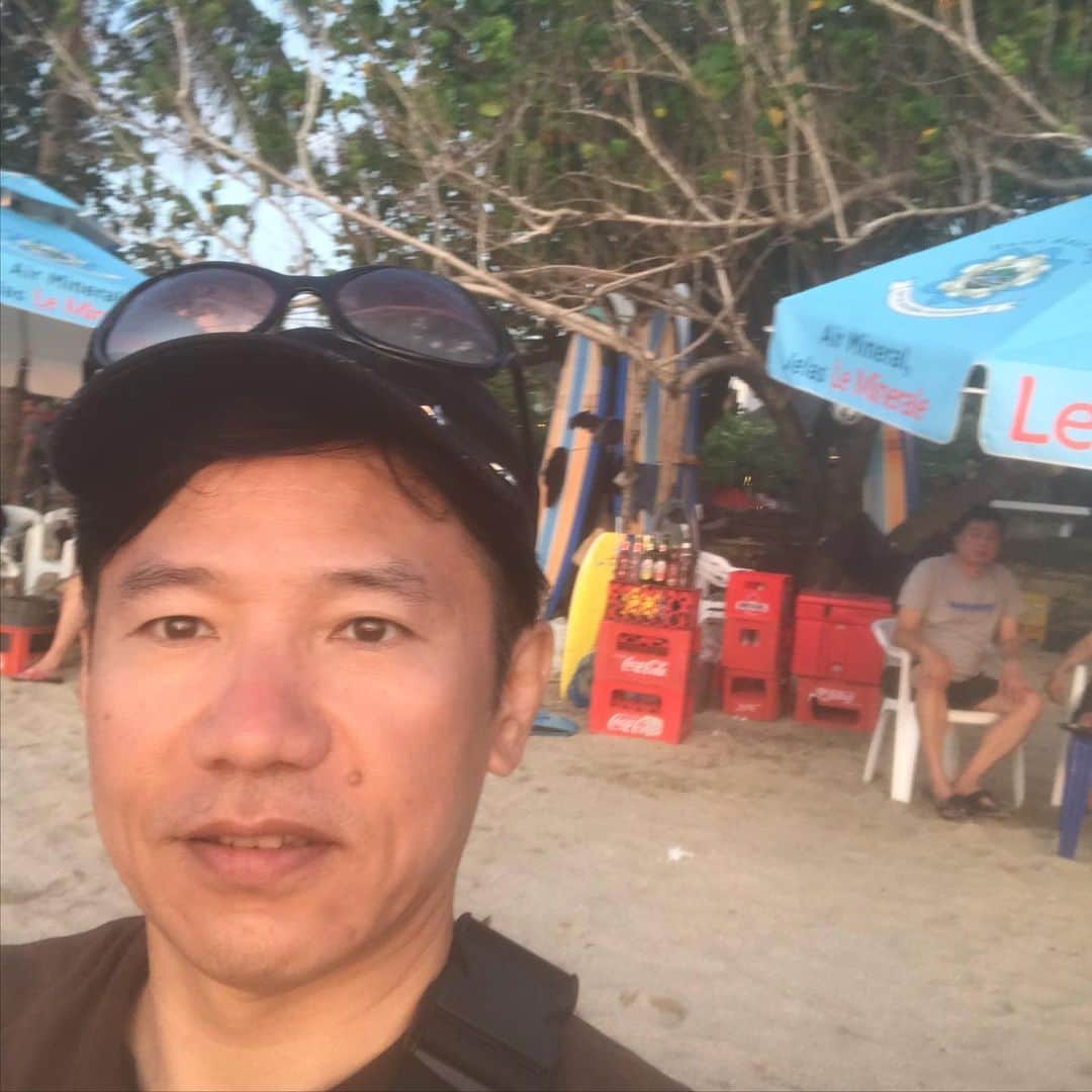 山下しげのりのインスタグラム：「自撮りデビューしたよ。海バージョンは逆光で全然ダメ　絶対に逆光にならないカメラあったら買うけどな。#バリ島最高」