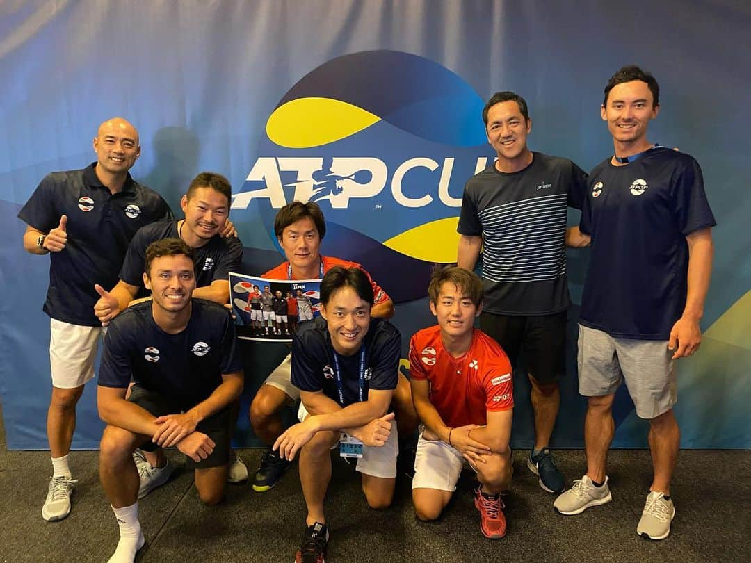 西岡良仁さんのインスタグラム写真 - (西岡良仁Instagram)「ATP CUP予選突破ならずでした。チームで全力を尽くした結果でした。 僕はシングルス1番を任され、2勝1敗と言う結果。今日のナダル選手との対戦もチャンスがありましたし、とても良いプレーだったと思いますが、チームに貢献出来ず残念です。しかし、2020年最高のスタートを切っていると思います。自信を持ってこの後の大会挑みます！！今回はテレビ放映もあり本当にありがとうございました。テニスを地上波でやってくれることが殆どない中でテレビ朝日さんありがとうございます。テニスブーム引き起こしたい！日本には沢山強いテニス選手がいると言うことを見せつけたい！ 沢山の応援ありがとうございました。引き継ぎよろしくお願い致します。そして僕のYouTubeチャンネルもよろしくお願い致します笑 ATP CUPについて動画投稿していきますのでお楽しみに^_^  We lost in Qualifying but we did our best. My results is 2-1 which is great start in 2020. Today I lost but played my best tennis so head up and ready for AO. Thank you for all of support see you in Melbourne after 2weeks. #atpcup #abematv #テレビ朝日 #perth #japan #teamjapan」1月8日 20時45分 - yoshihito0927