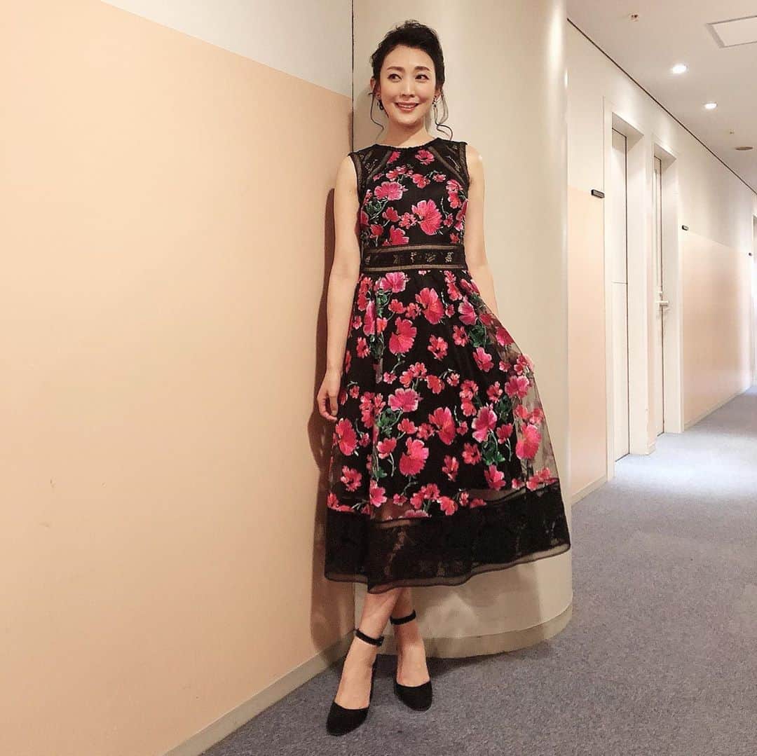 田中美里のインスタグラム：「テレビ東京『奇跡のひっそり観光地』 1月10日(金) 18:55～20:50 出演者 旅のプロ：出川哲郎さん さまぁ～ずさん 進行 ：千鳥さん 私、田中美里がゲスト出演いたします。 とっても楽しかったです。  是非、観てくださいね。  #衣装 #tadashishoji  #テレビ東京 #奇跡のひっそり観光地」