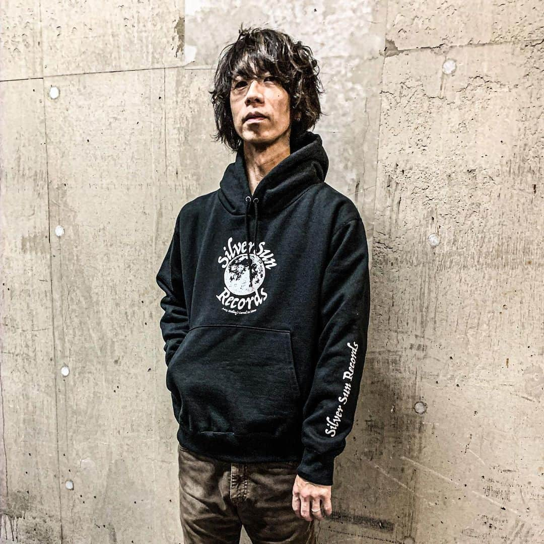 Nothing’s Carved In Stoneさんのインスタグラム写真 - (Nothing’s Carved In StoneInstagram)「【着用写真】﻿ Silver Sun Records パーカー(黒/紺)﻿ SIZE：S / M / L / XL  5,500円（大喜多 L着用）﻿ ﻿ Silver Sun Recordsグッズの新商品となります。﻿ ぜひチェックしてみてください。﻿ ﻿ ・1月9日(木)Zepp Tokyo ※SOLD OUT﻿ ・1月11日(土)Zepp Fukuoka﻿ ・1月13日(月祝)仙台Rensa ※SOLD OUT﻿ ・1月17日(金)Zepp Nagoya﻿ ・1月18日(土)Zepp Osaka Bayside﻿ ﻿ チケット等、詳細はオフィシャルサイトをご覧ください﻿ ﻿ #nothingscarvedinstone #ナッシングス #ncis #silversunrecords #byyourside」1月8日 20時46分 - nothingscarvedinstone