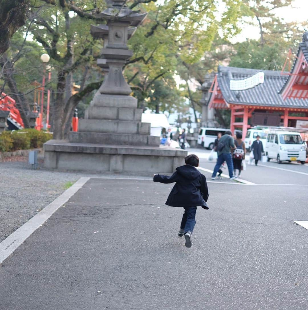 Hiromi Ｍaedaさんのインスタグラム写真 - (Hiromi ＭaedaInstagram)「🕊 1つ前のpostに沢山のいいねや暖かいコメントありがとうございます😢✨ ・ 1つ1つ読ませていただき、感謝の気持ちでいっぱいです‼︎😭❤️ ・ ・ 写真は安産祈願へ行ったときのコーデ🤍 @hm のマタニティデニムが可愛くて、グレーと薄いブルーの2色買いしました!👖 ・ また購入したマタニティデニムの事などブログにもupしていきます✍️♡ ・ ・ 今はとにかく無事に産まれてきてくれることを願って、 息子と2人の時間を楽しみながら穏やかに過ごしていきたいと思います👦🏻💕 ・ これからもどうぞよろしくお願いします💐🤍🤍 ・ ・ ・ outer @adore_jp tops @galerievie_jp denim @hm bag @vasic_japan shoes @converse_jp」1月8日 20時54分 - hiron953