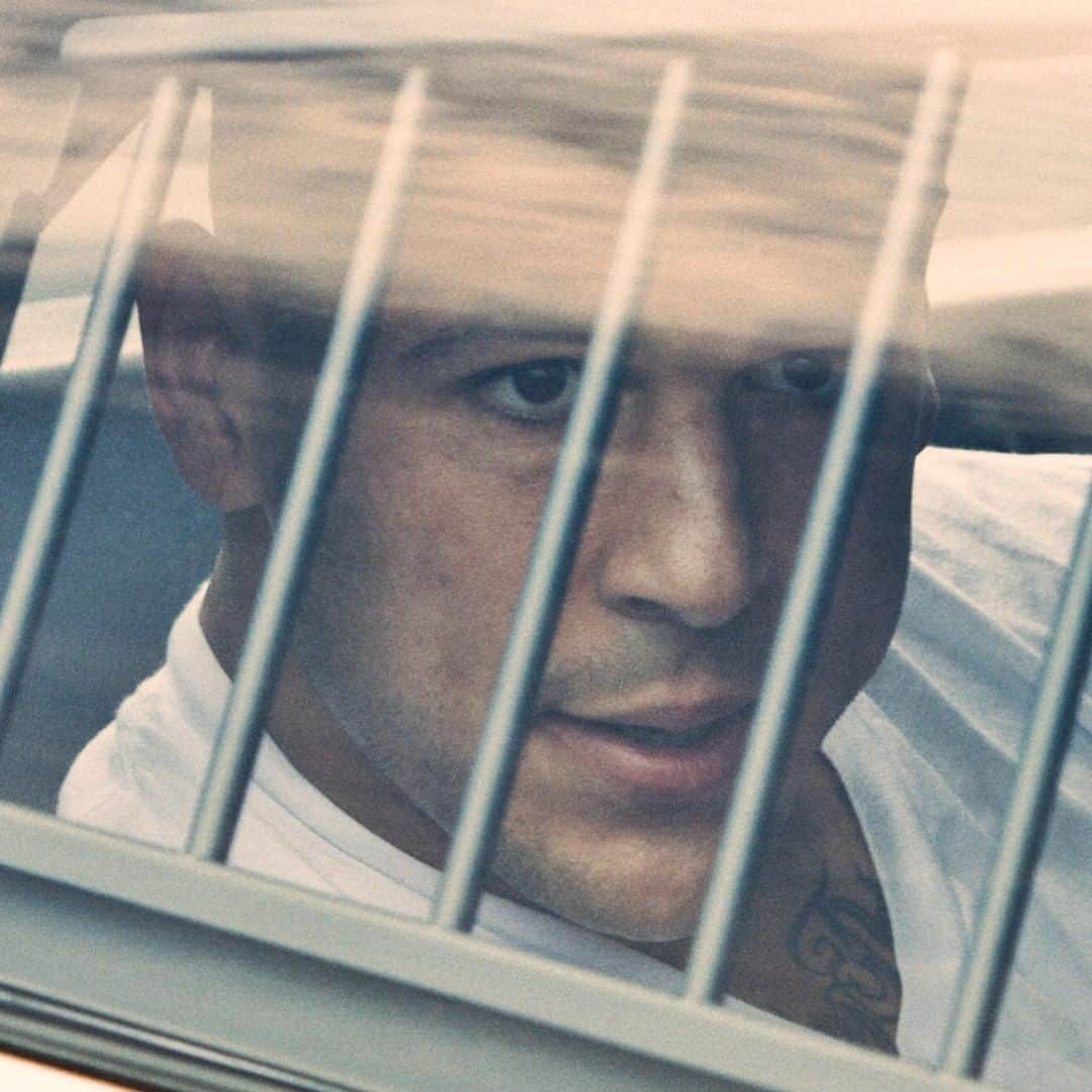 HYPEBEASTさんのインスタグラム写真 - (HYPEBEASTInstagram)「#hypeflix: @netflix has dropped a trailer for its upcoming docuseries covering former @nfl star Aaron Hernandez’s life, called ‘Killer Inside: The Mind of Aaron Hernandez.’ In 2010 he was drafted by the @patriots for a $40 million five-year contract, but three years later he was charged and convicted for the murder of his future brother-in-law Odin Lloyd. Hernandez then went on to commit suicide inside his jail cell. The series will explore his abusive upbringing, fascination with gang life and struggles with drugs and anger. Head to the link in our bio watch the trailer. It’ll make its debut on Netflix on January 15.⁠ Photo: Netflix」1月8日 20時55分 - hypebeast