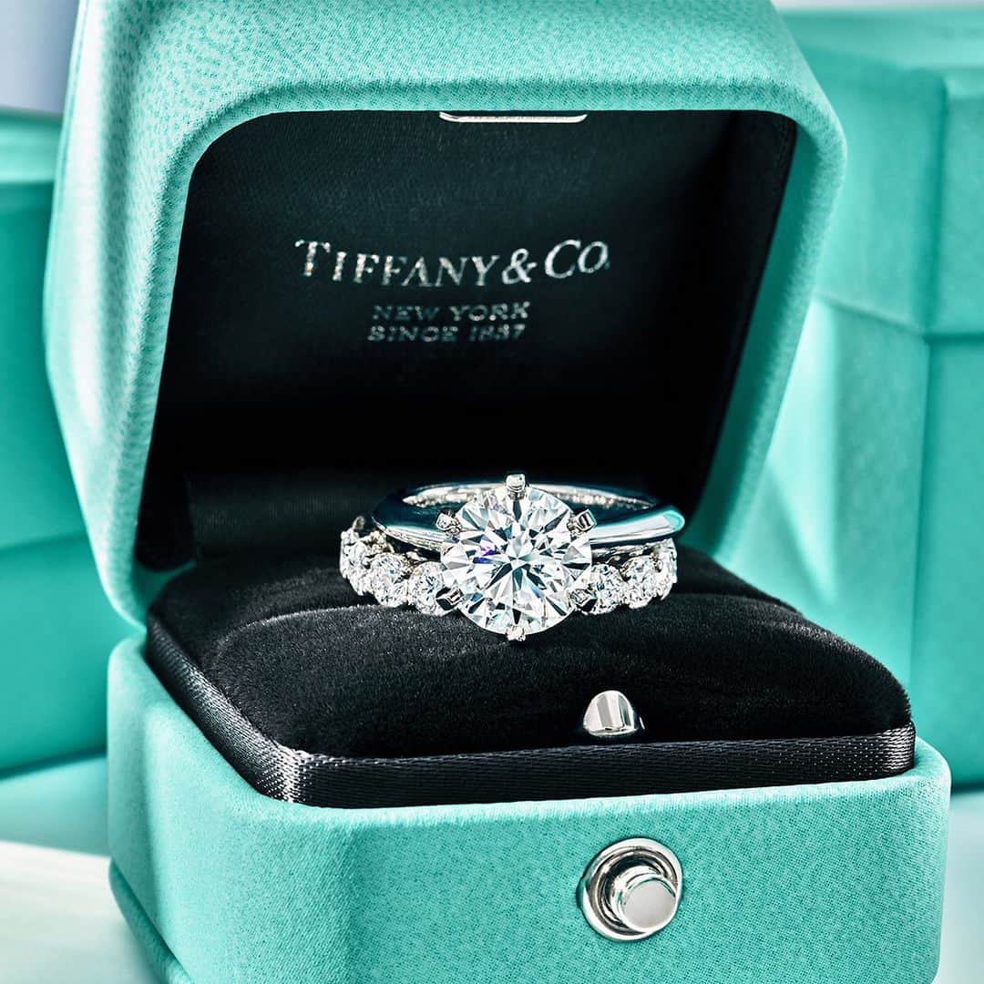ティファニーさんのインスタグラム写真 - (ティファニーInstagram)「At Tiffany, we take the world’s highest quality rough stones—only accepting .04% of the world’s gem-grade diamonds—and put them in the hands of the best diamond cutters, crafting diamonds that outshine all others. Discover more via the link in bio. #Tiffany #TiffanyAndCo」1月8日 20時55分 - tiffanyandco