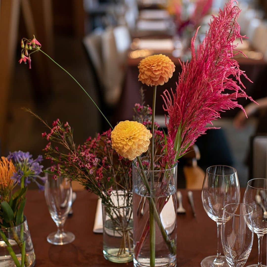 ARCH DAYS Weddingsさんのインスタグラム写真 - (ARCH DAYS WeddingsInstagram)「▽▼COMFORTABLE -ゲストと囲む食卓-▽▼﻿ ﻿ 古我邸で行われた、色彩が美しい花々をふんだんに散りばめたウェディング。﻿ ﻿ ゲストと囲む食卓が賑やかな空間になるように、みんなで食べるごはんが何よりも楽しい時間になるように。そんな思いを込めたウェディングテーマは、“COMFORTABLE -ゲストと囲む食卓-”。﻿ ﻿ テーマカラーである「カラフル」を会場中に施して、明るく楽しい食卓を実現。﻿ ﻿ ﻿ ----﻿ ﻿ ﻿ Planner : 竹下真琴 @kogatei_wedding﻿ Photo by @cocofleur_wedding﻿ ﻿ ﻿ -----﻿ ﻿ ﻿ ▽このALBUMを見るにはストーリーズをチェック﻿ ﻿ ﻿ -----﻿ ﻿ ﻿ ▽ARCH DAYSトップページはこちらから☑️﻿ @archdays_weddings﻿ プロフィールのリンクから👰🏻﻿ ﻿ ▽バースデー・ベビーシャワーなどの情報を見るなら💁🎉﻿ @archdays﻿ ﻿ ﻿ -----﻿ ﻿ ﻿ ARCH DAYSに会員機能ができました💁‍♀️﻿ ﻿ 気になる記事や写真をクリップして、もっと便利に！自分だけのページを作れます📎﻿ ﻿ また、会員登録をしてマイページからパートナーを招待すれば、2人でイメージを共有可能に♩﻿ ﻿ ﻿ -----﻿ #archdays #archdays_wedding #アーチデイズ #アーチデイズウェディング #archdays花嫁 #古我邸 #古我邸ウエディング #古我邸ウェディング #古我邸花嫁 #古我邸wedding #鎌倉結婚式 #鎌倉婚 #鎌倉花嫁 #ガーデンウェディング #ガーデン挙式 #レストランウェディング #ウェディングヘア #花嫁ヘア #ウェディングケーキ #高砂 #ウェルカムボード #装花 #ウェディングブーケ #胡蝶蘭ブーケ #プロフィールブック #プロフィールブック手作り #新郎タキシード #プレ花嫁 #卒花嫁﻿ -----﻿ https://archdays.com/album/2020/01/08/51751﻿ -----」1月8日 20時59分 - archdays_weddings