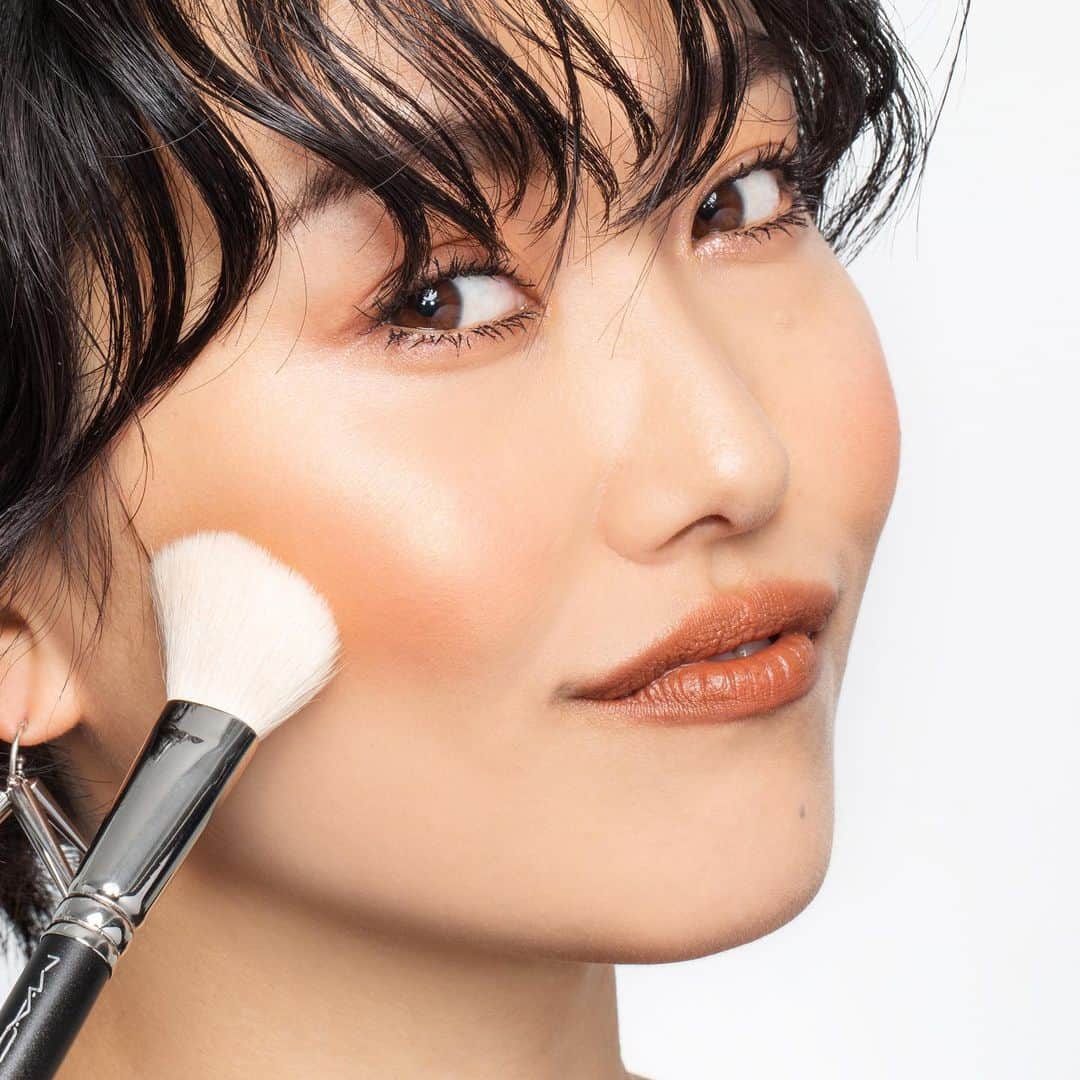 M∙A∙C Cosmetics Japanのインスタグラム：「ㅤ 【今年こそは！ シリーズ ： シェーディング＆チーク編】 ㅤ ㅤ 自然な立体感＆血色感を演出する、シェーディング＆チーク👀 ㅤ シェーディングで立体感を出し、チークをブレンドして血色感をプラス。 理想の血色、骨格を操る、シェーディング＆チークテクニックをマスターして✨ ㅤ ㅤ ↓↓メイン使用製品↓↓ [M·A·C ミネラライズ スキンフィニッシュ/ナチュラル] ミディアム ダーク [M·A·C ミネラライズ ブラッシュ] ナチュラリー フローレス ㅤ ㅤ MAKE UP AND MODEL： MAC ARTIST RYOKO SHIONO @macpro_tokyo PHOTO: @takaki_iwata ㅤ ㅤ #MACCosmeticsJapan #MACコスメ #MACCosmetics #コスメ #メイク #ミネラライズブラッシュ #チーク #オレンジチーク #ベージュチーク #オレンジメイク #シェーディング #冬コスメ #冬メイク #コスメ紹介 #セルフメイク #血色 #立体感 #makeup #beauty #cosmetics」